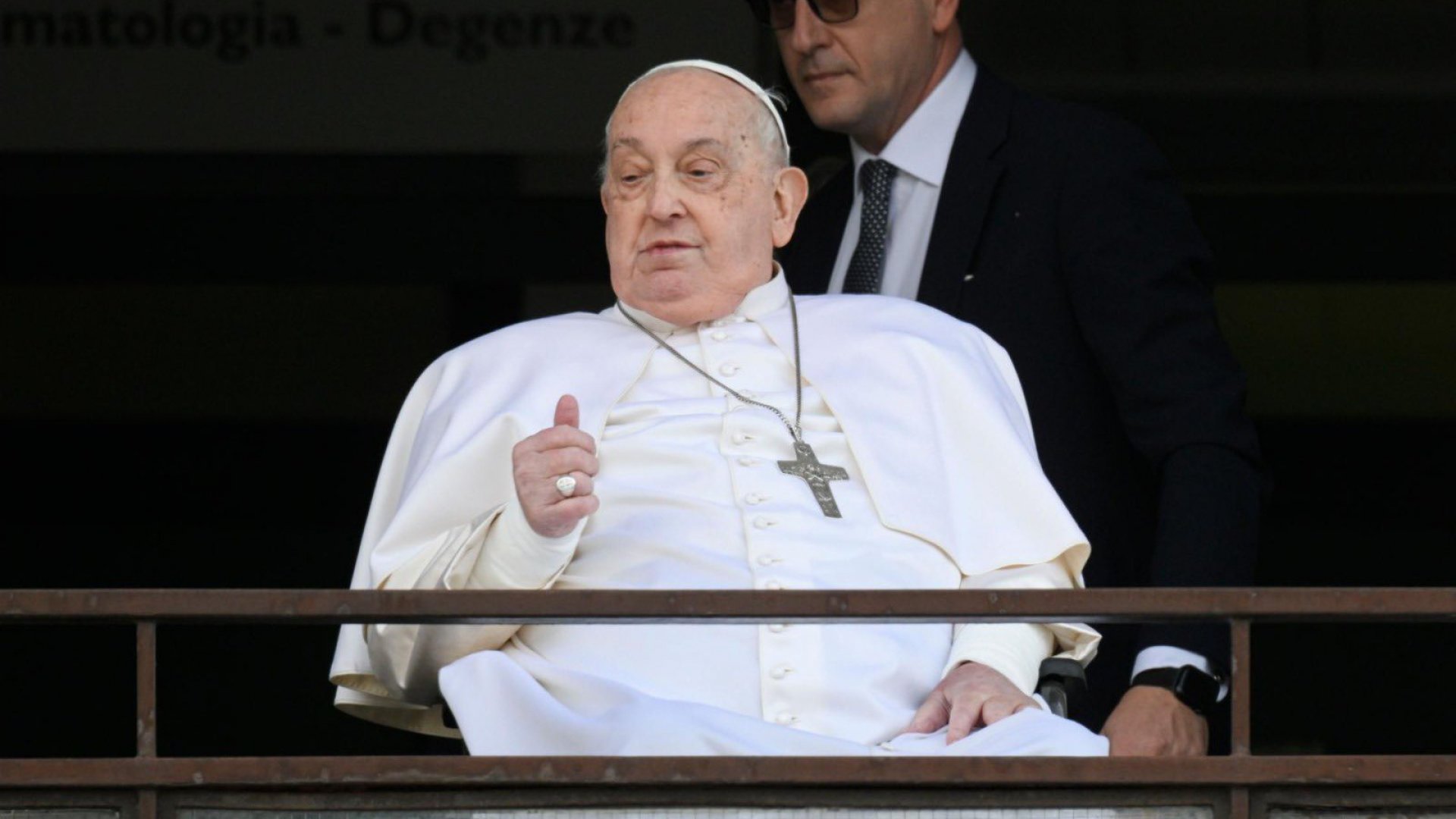 El mundo vuelve a ver al Papa desde el Gemelli: «Gracias a todos»