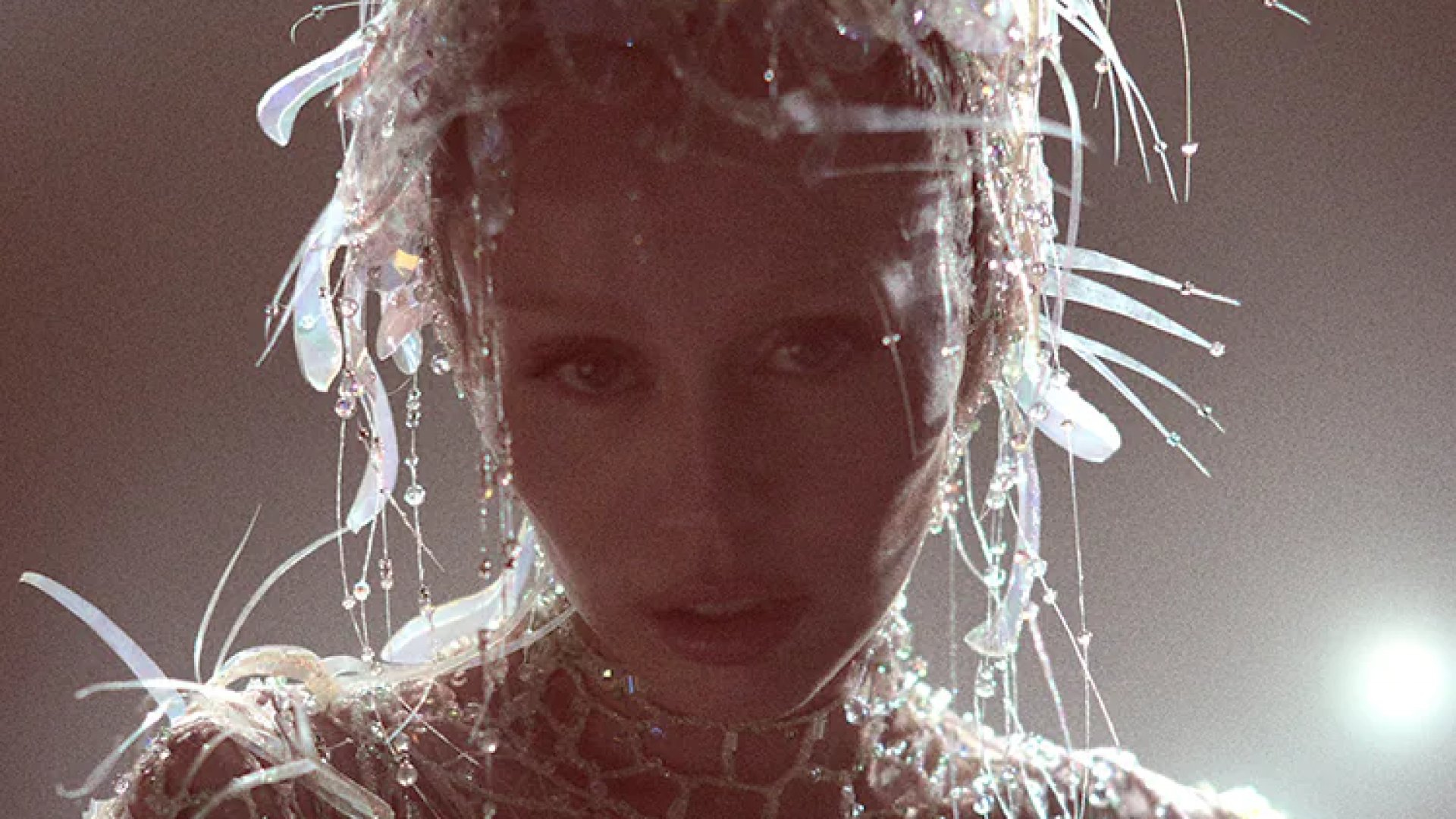 Miley Cyrus anuncia álbum visual “Something Beautiful” en medio de juicio por plagio