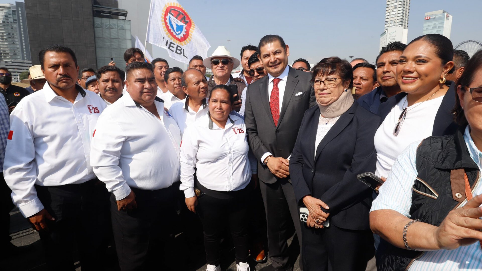 Puebla avanza hacia la electromovilidad con entrega de unidades eléctricas de transporte