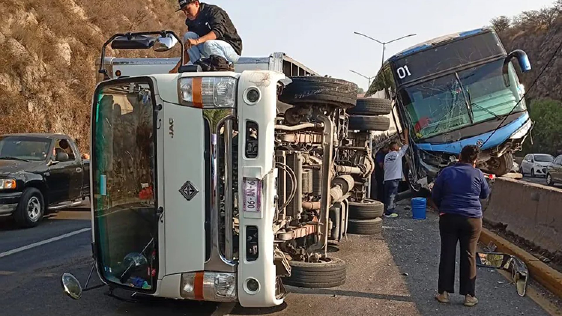 En la México-Querétaro, fuerte choque entre autobús y tráiler deja al menos cinco heridos