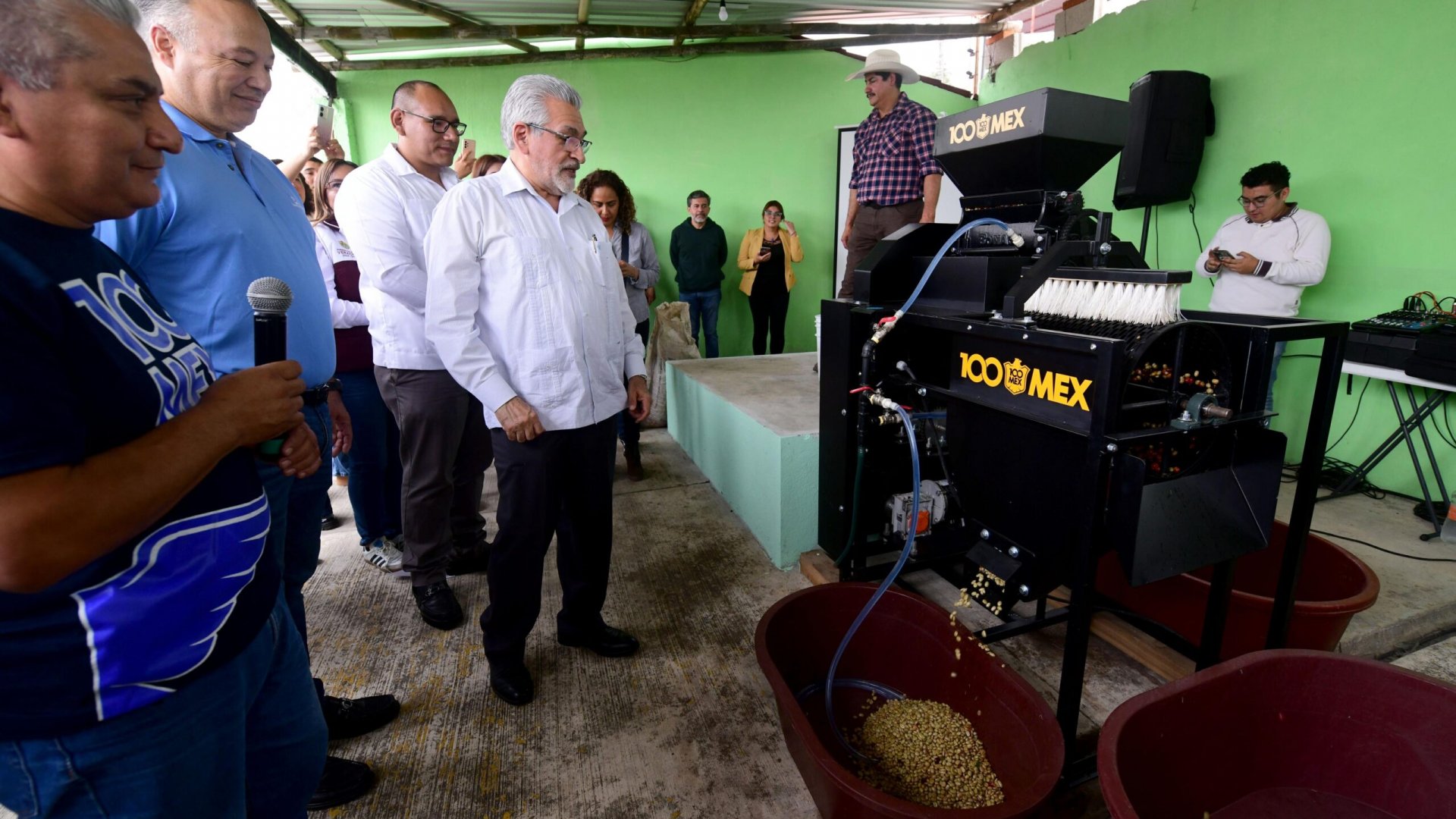 Entrega Alberto Islas equipamiento a cafeticultores