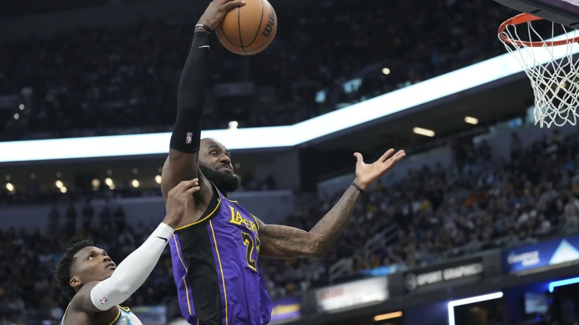 LeBron James salva a los Lakers con canasta sobre la bocina y extiende su récord histórico
