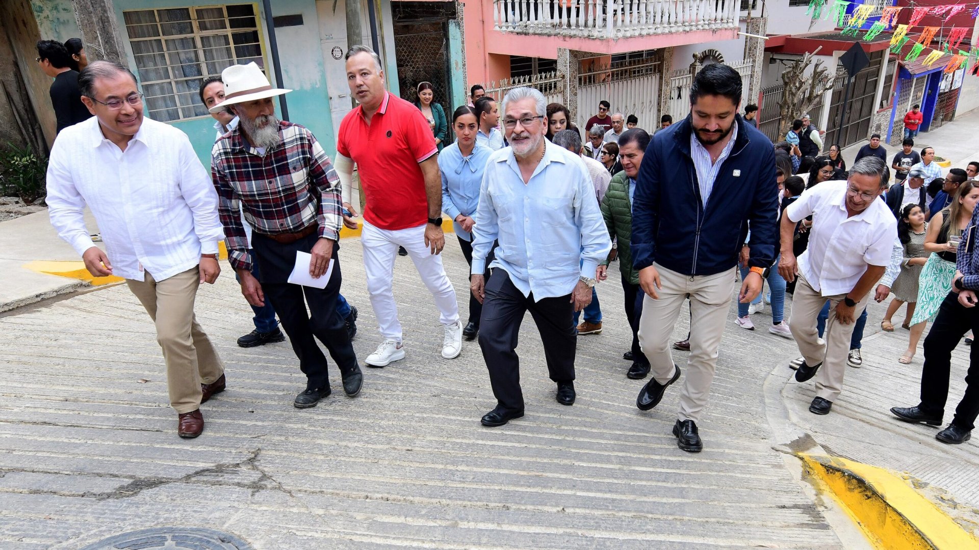 Entrega Alberto Islas obra de pavimentación