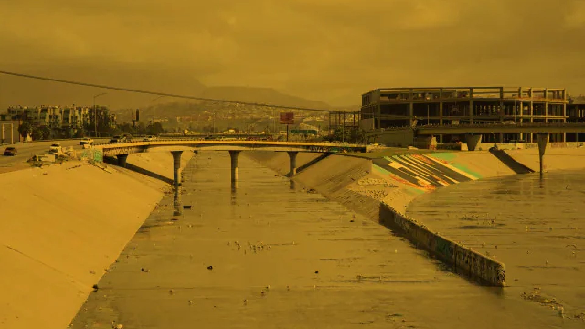 Estados Unidos levanta muro fronterizo ilegal en río Tijuana