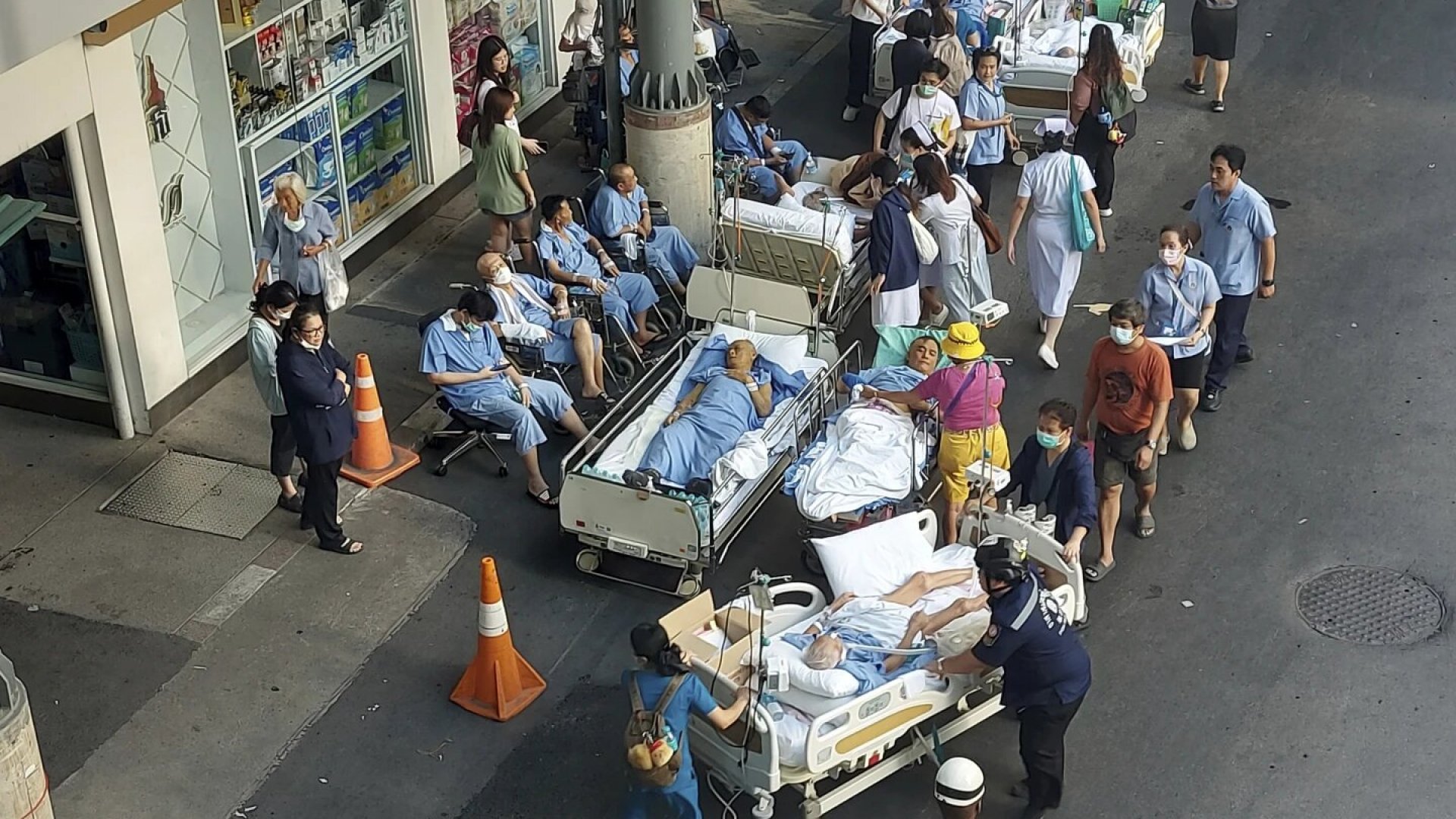 Hospitales y rescatistas desbordados en Birmania tras devastador terremoto