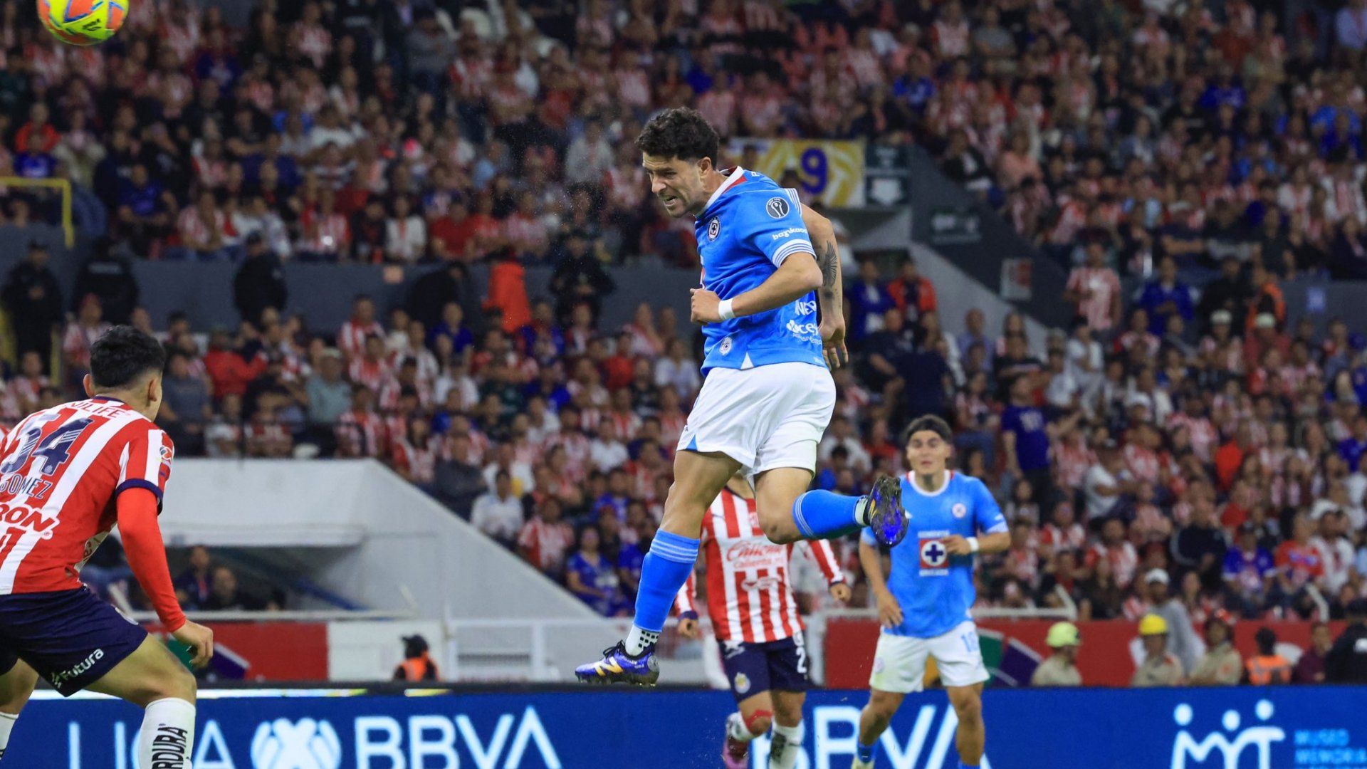 Cruz Azul vence a Chivas y se acerca a los puestos de liguilla
