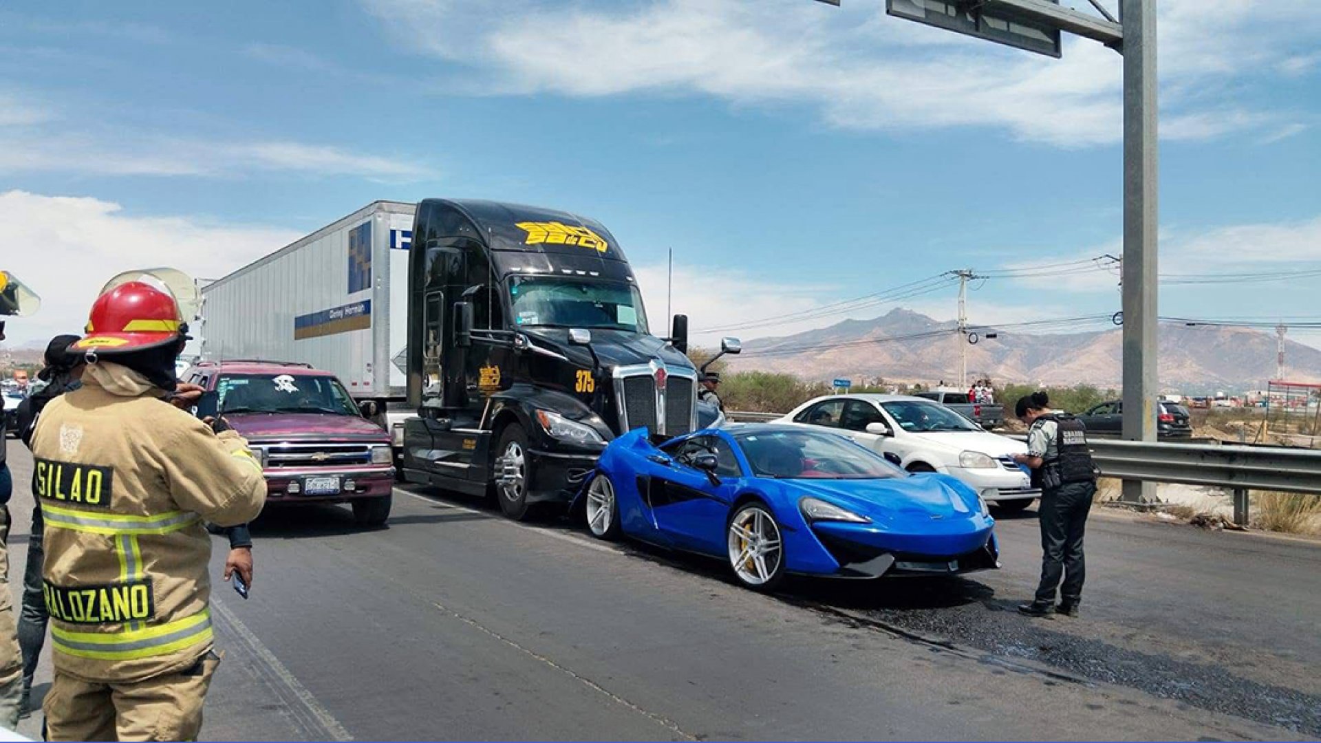 Tráiler impacta McLaren de lujo en Libramiento Silao-Irapuato; no hay heridos