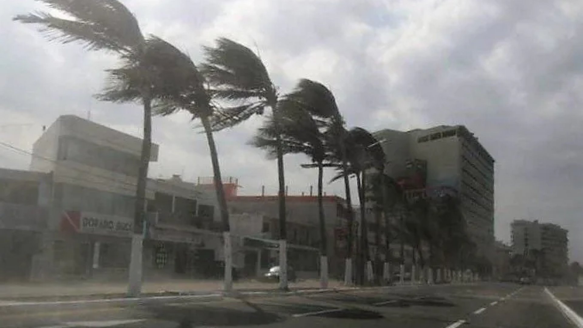 Dos frentes fríos golpean con fuertes vientos el norte de México; persiste calor en todo el país