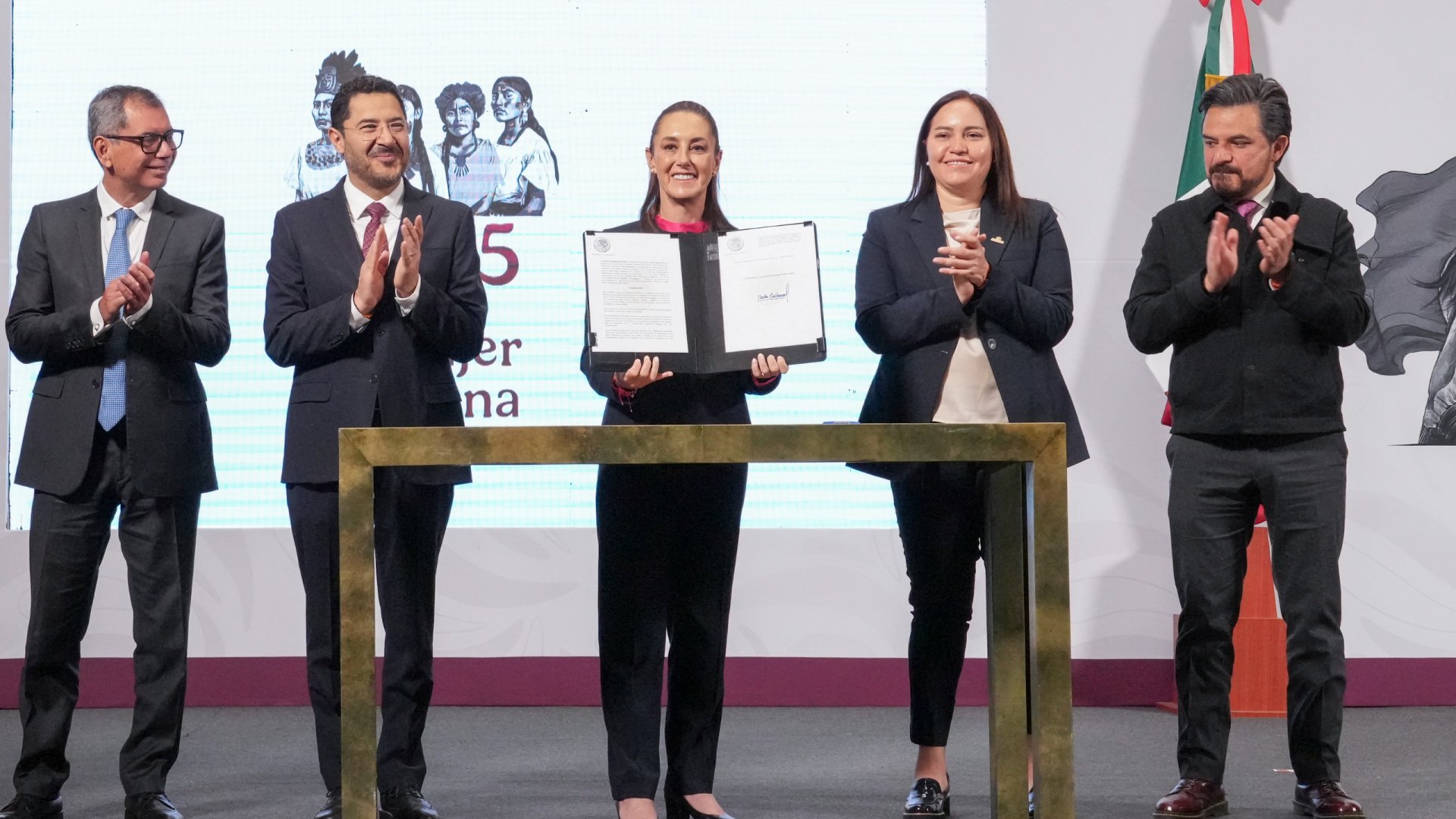 Sheinbaum firma decreto para congelar créditos impagables del Fovissste