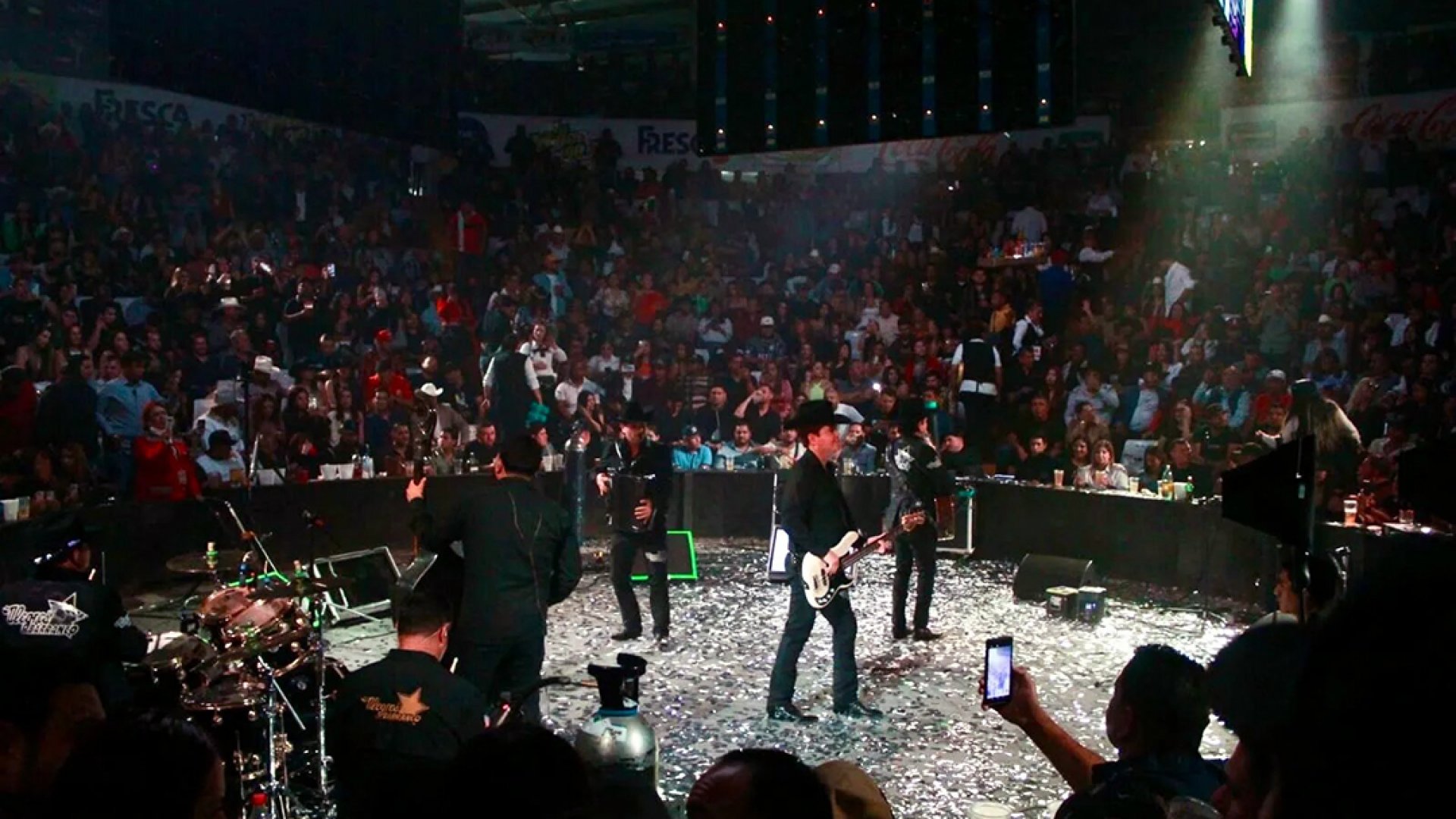 Cancela EU visas a Los Alegres del Barranco tras mostrar imagen de El Mencho en concierto