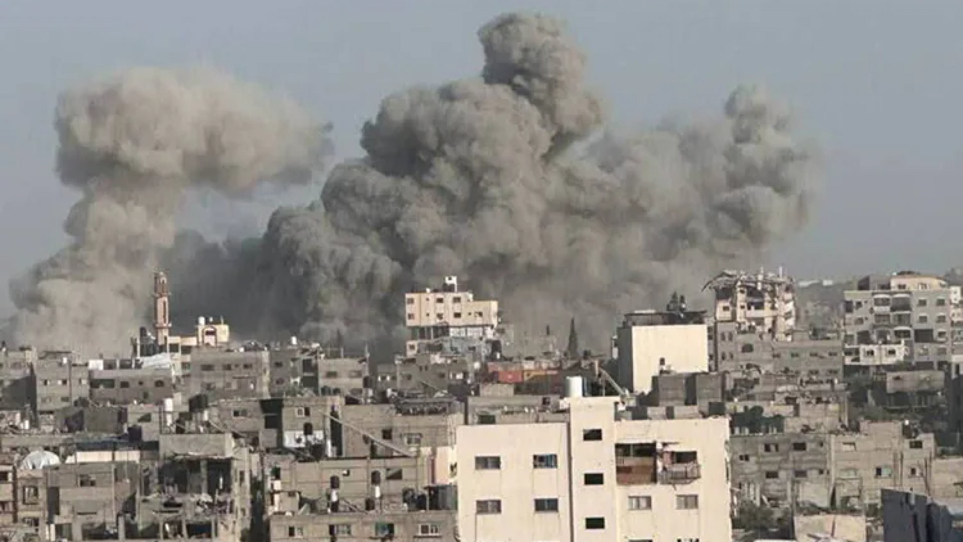 Bombardeo de Israel a refugio en Gaza deja al menos 27 muertos