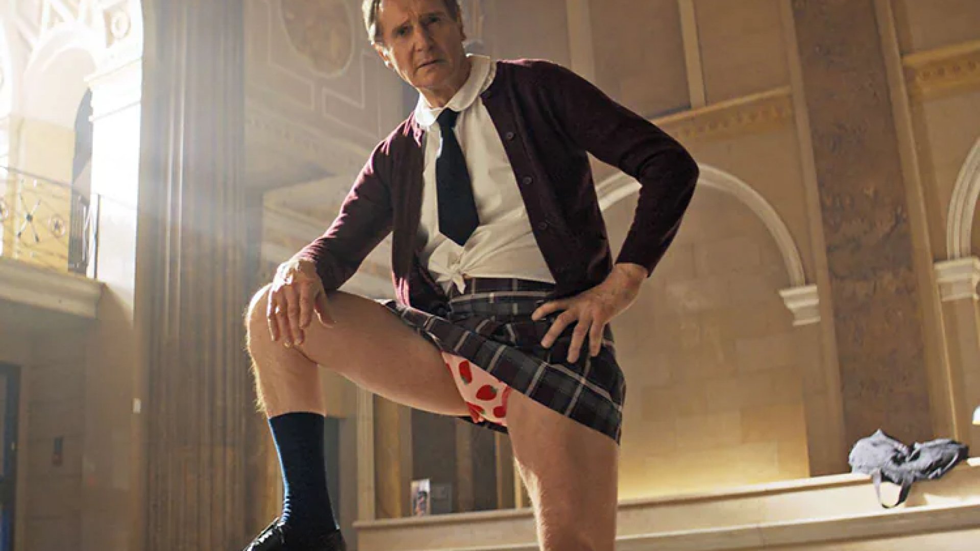 De “Búsqueda implacable” a la comedia: Liam Neeson se reinventa en tráiler de “Naked Gun”