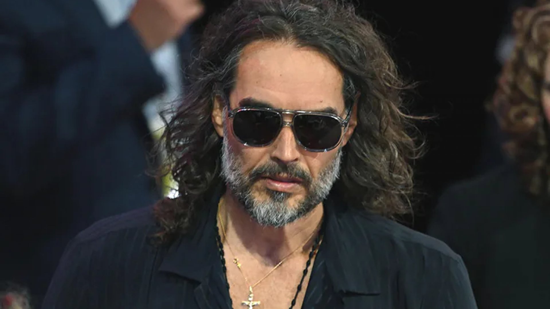 Russell Brand enfrenta cargos por violación y agresión sexual en Reino Unido