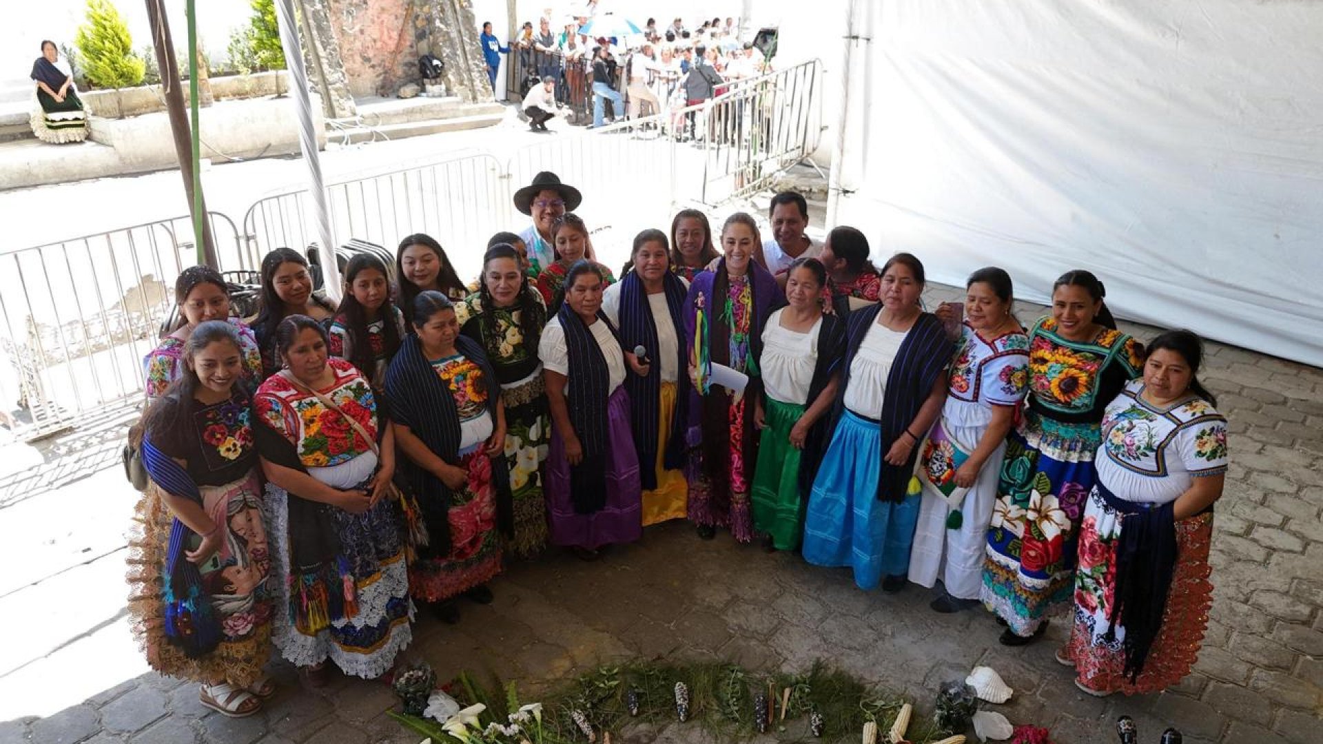 Sheinbaum recibe bastón de mando de mujeres p’urhépechas