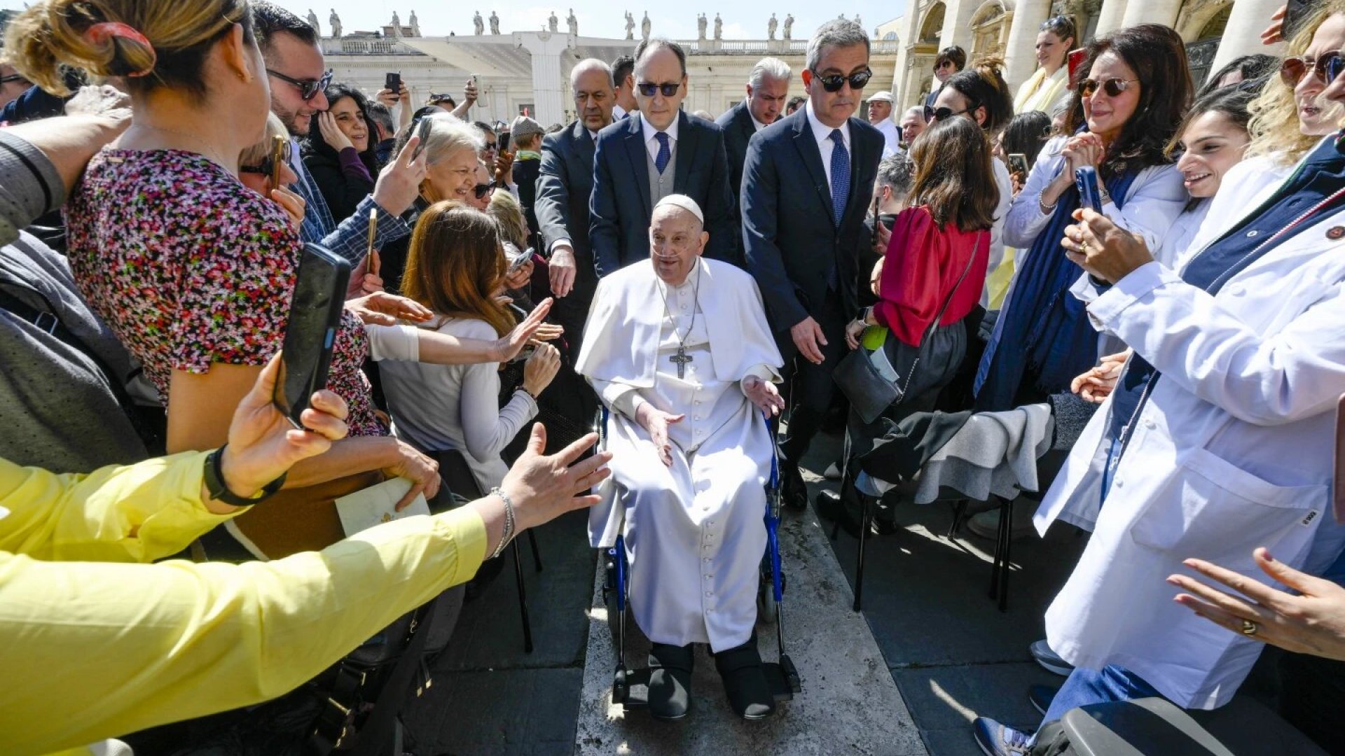 El Papa Francisco sorprende con aparición pública tras grave hospitalización