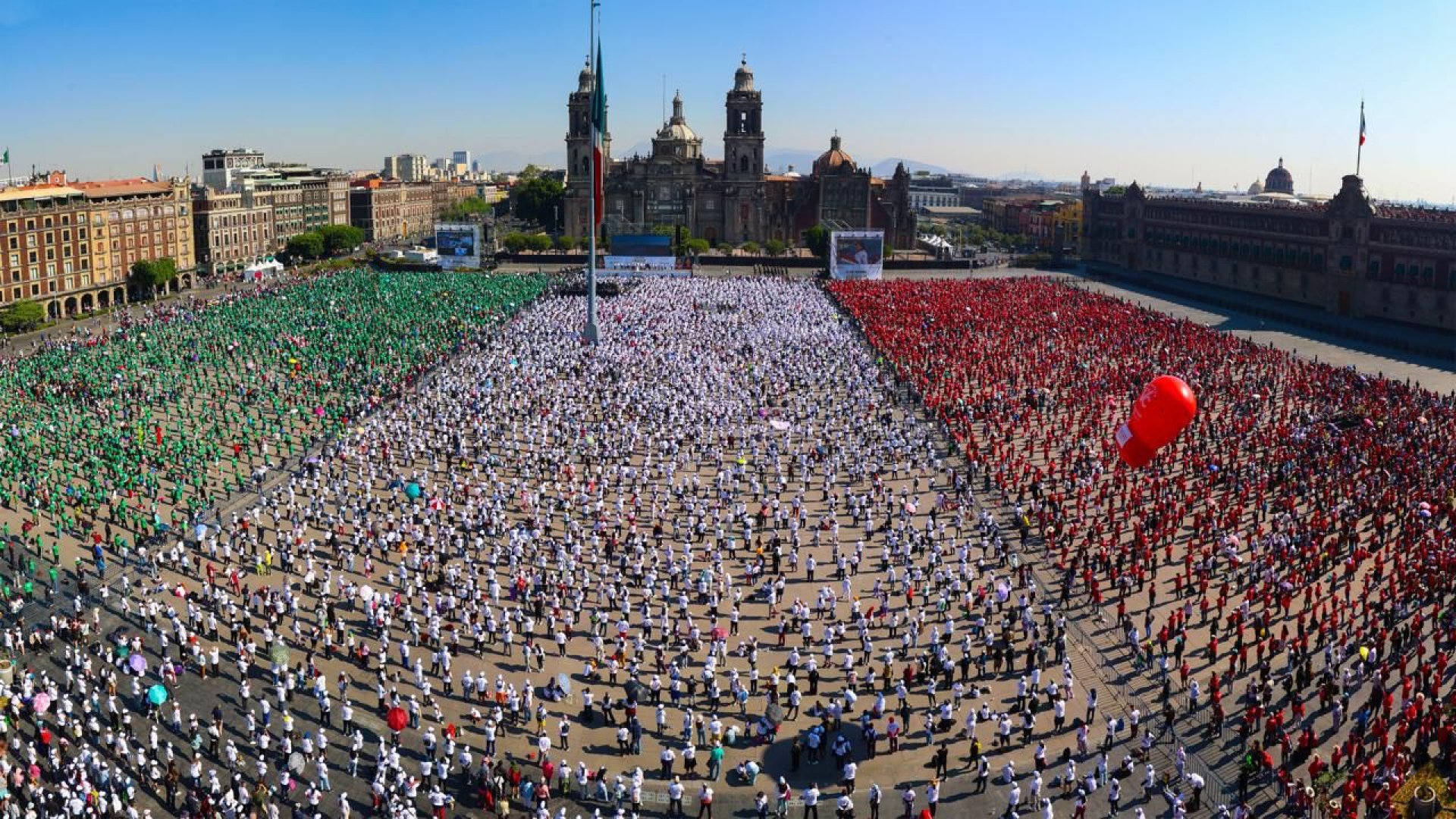 Sheinbaum encabeza clase nacional de boxeo en el Zócalo