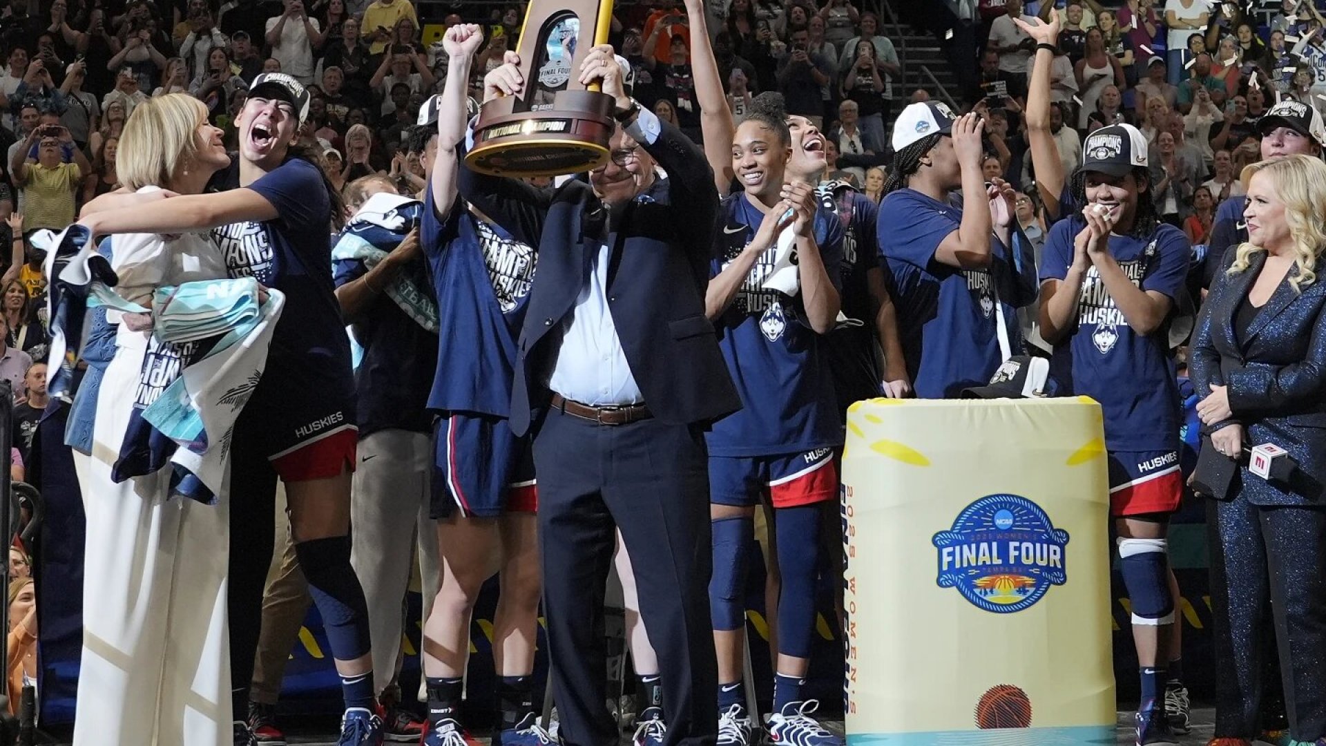 ¡UConn vuelve a reinar! Las Huskies aplastan a Carolina del Sur 82-59 por su 12º título nacional