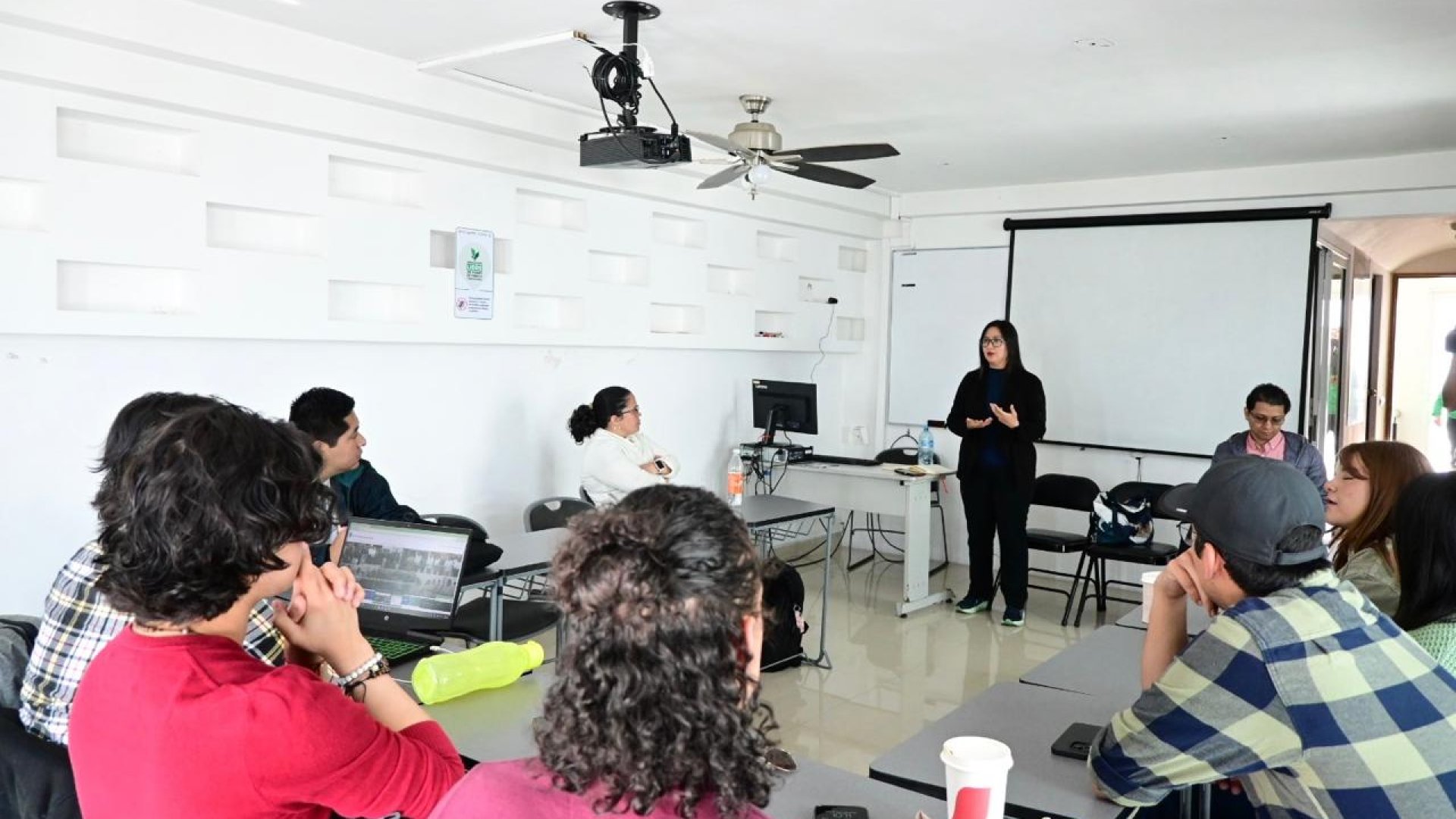 Comisión Especial de Innovación del OPLE Veracruz se reúne con estudiantes de la Maestría en Estudios de Opinión de la UV