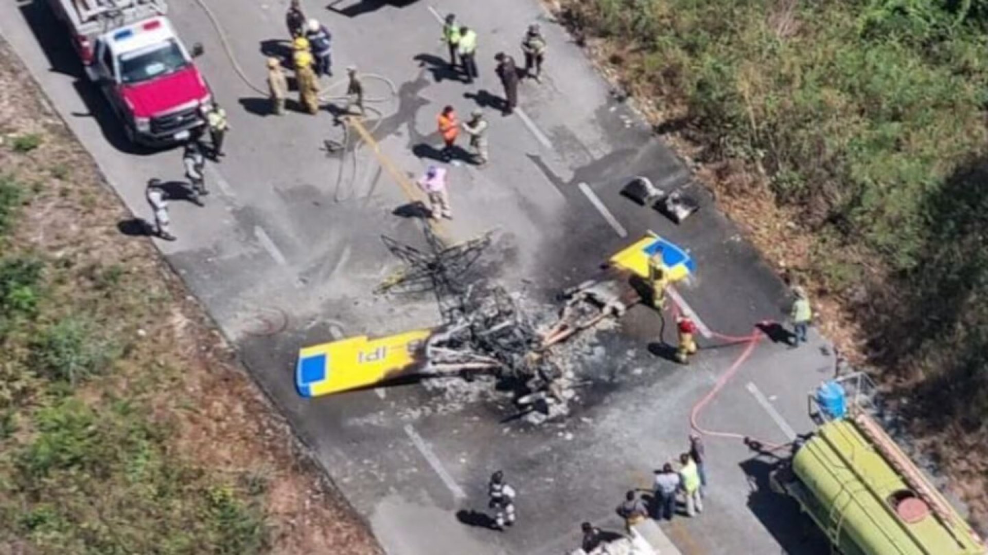Avioneta se incendia tras aterrizaje de emergencia en carretera de Yucatán; tripulantes logran escapar ilesos