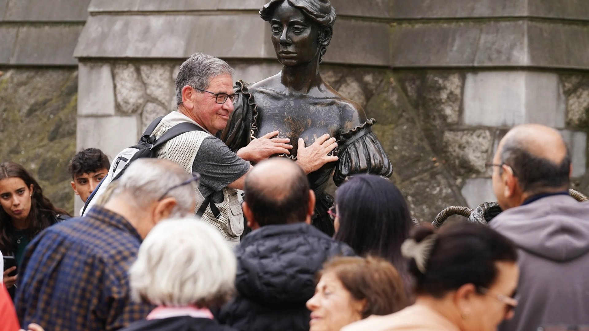 Dublín busca proteger a la estatua de Molly Malone del “manoseo” de turistas