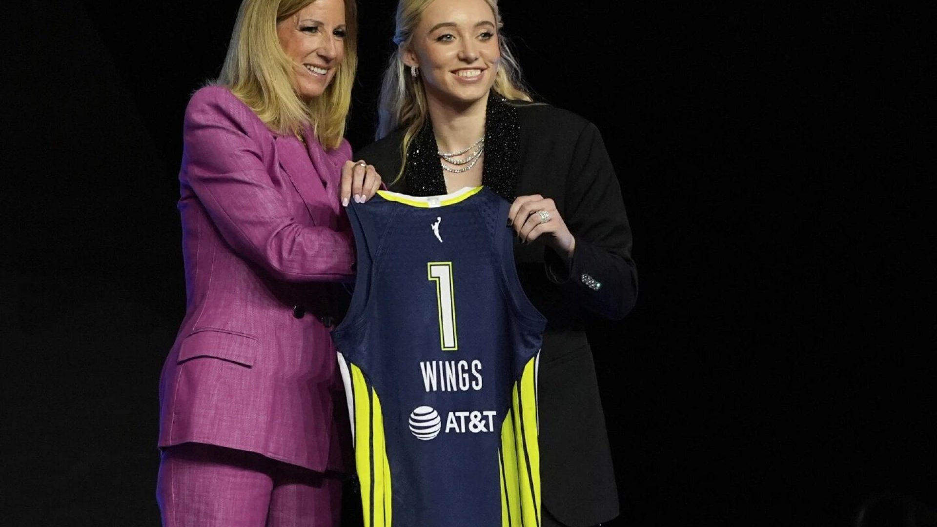 Paige Bueckers se convierte en la primera selección del Draft WNBA 2024 y llega a Dallas Wings