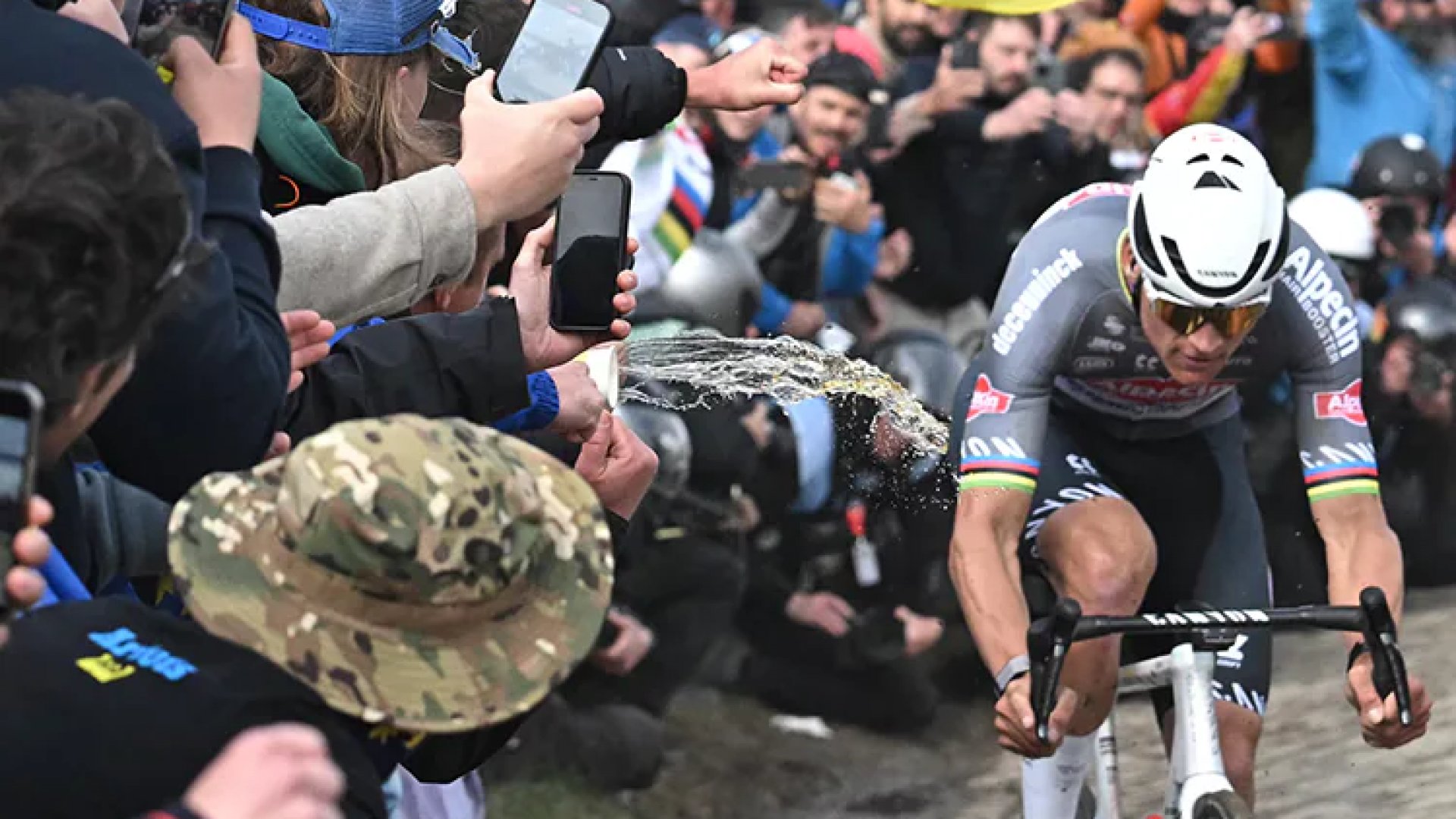 Fanático se entrega tras lanzar botella a ciclista en carrera París-Roubaix, “el infierno del norte”