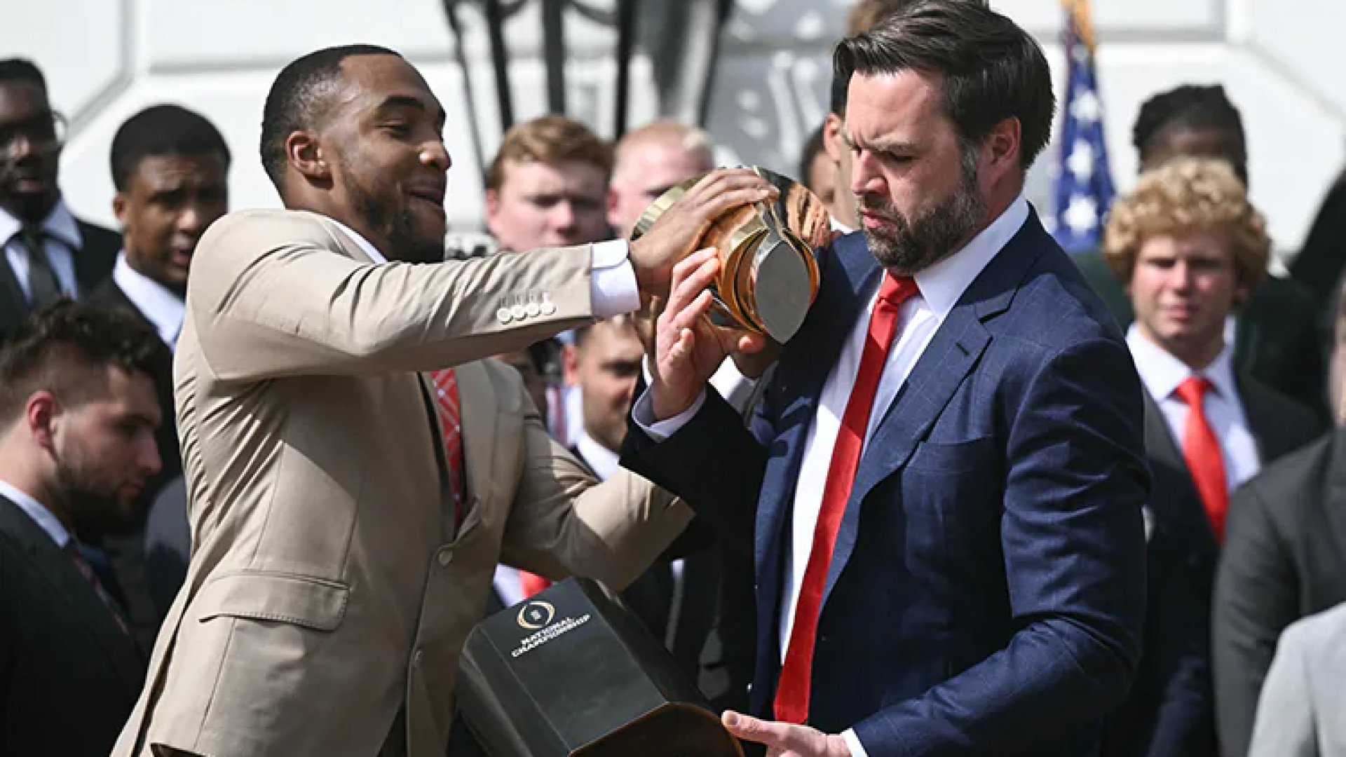 JD Vance deja caer trofeo nacional de Ohio State en la Casa Blanca | Video