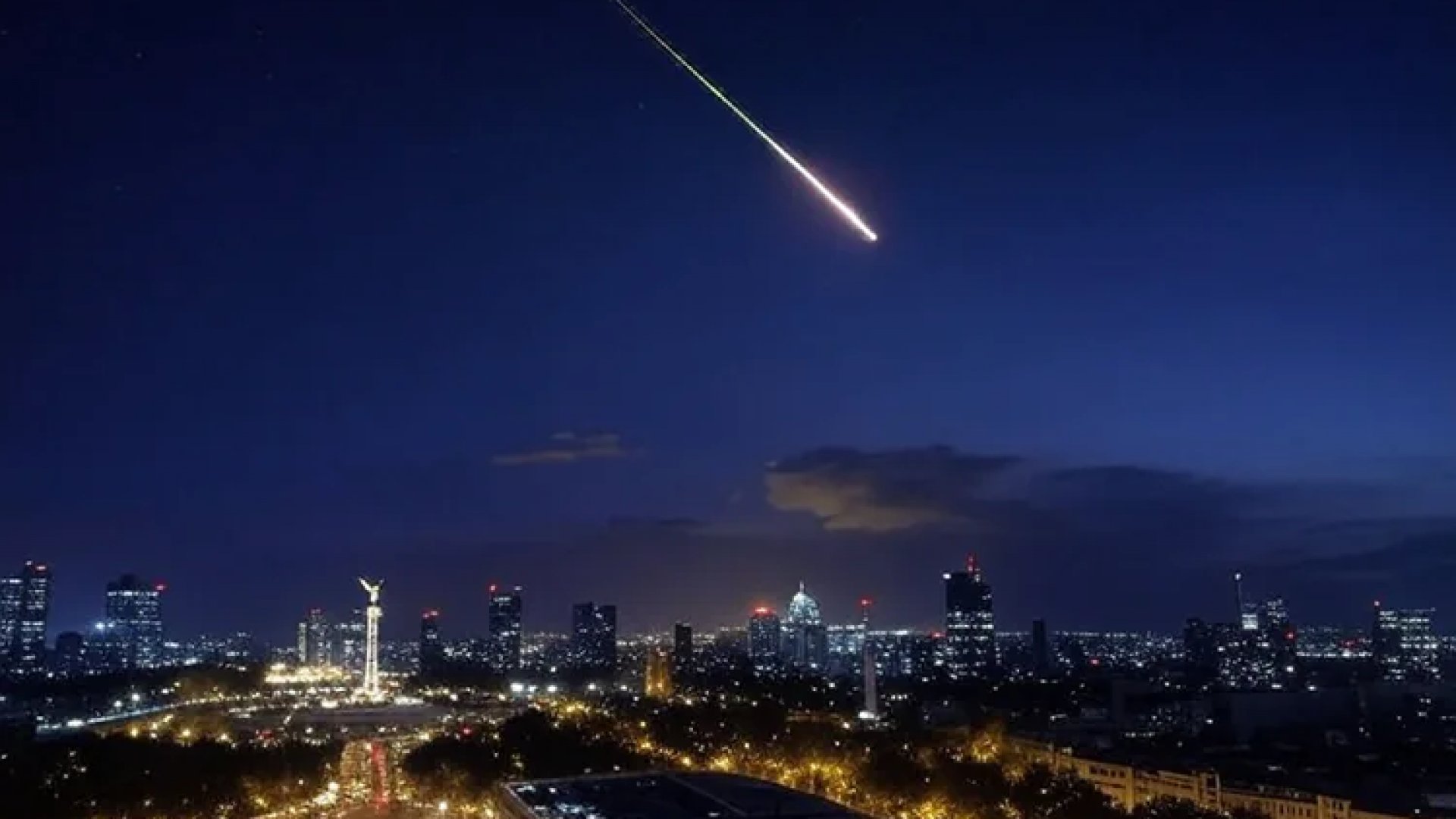 Posible meteorito provoca estruendo y destello en la madrugada en CDMX y Edomex | Videos