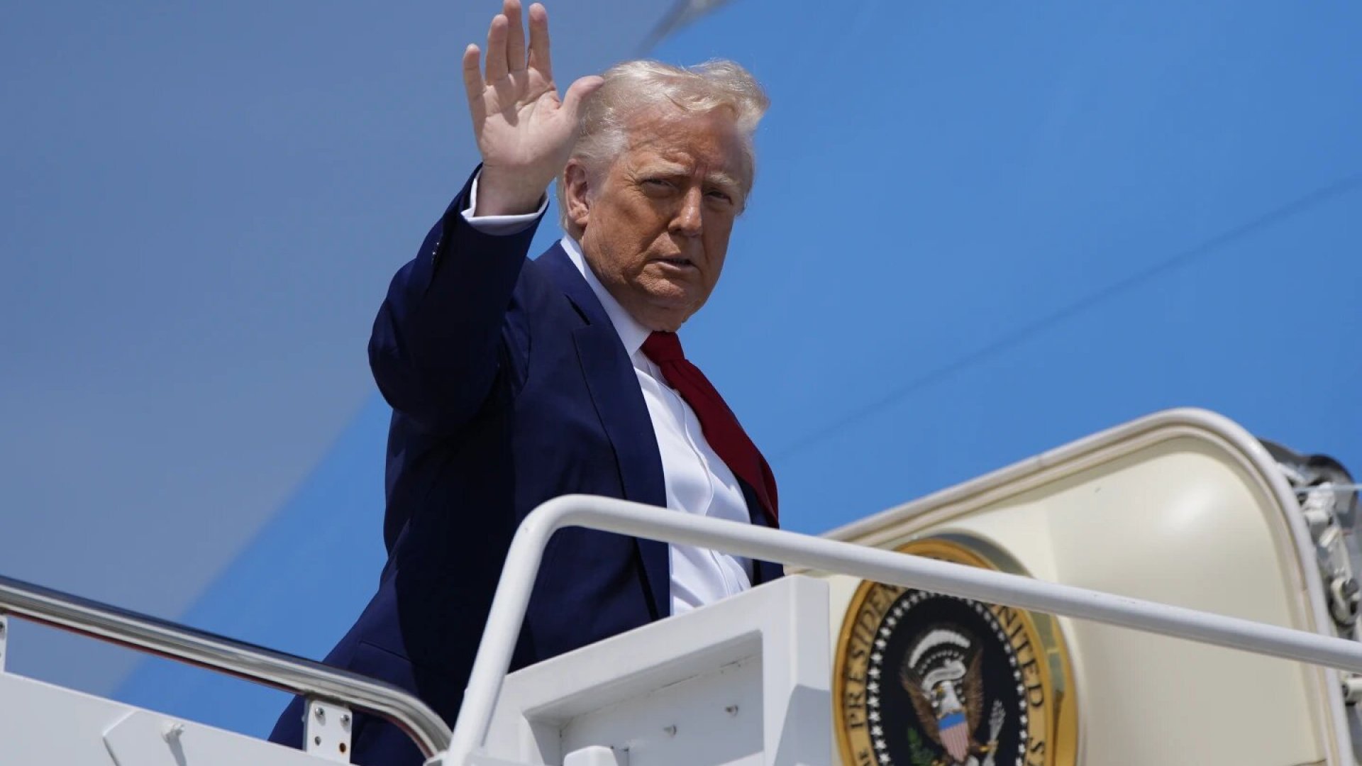 Trump acuerda con automotrices, reducción temporal de aranceles para aliviar costos
