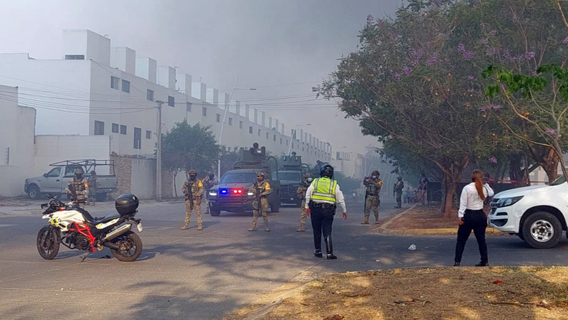 Explosión en fábrica de aerosoles en Tlaquepaque provoca incendio masivo; activan emergencia atmosférica
