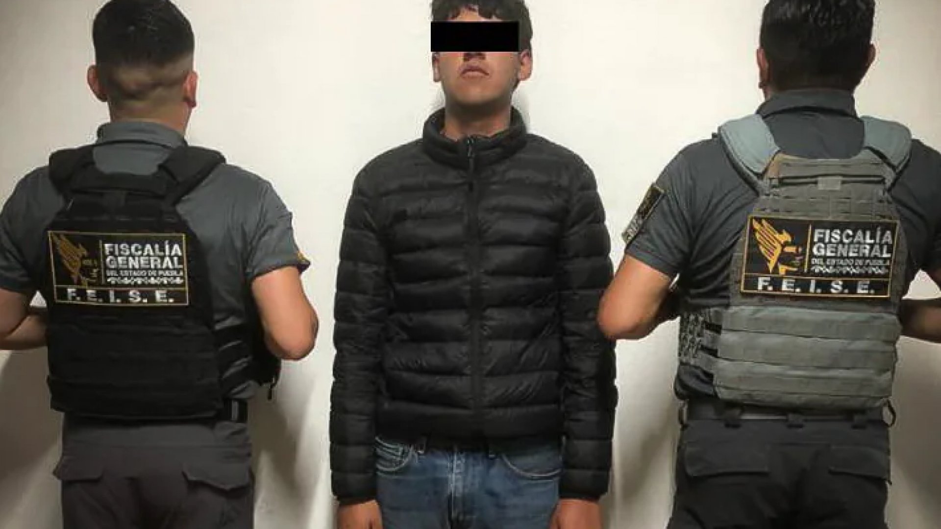 Alcalde de Ahuazotepec huye tras cateo a su casa, pero cae su hijo; incautan droga y armas