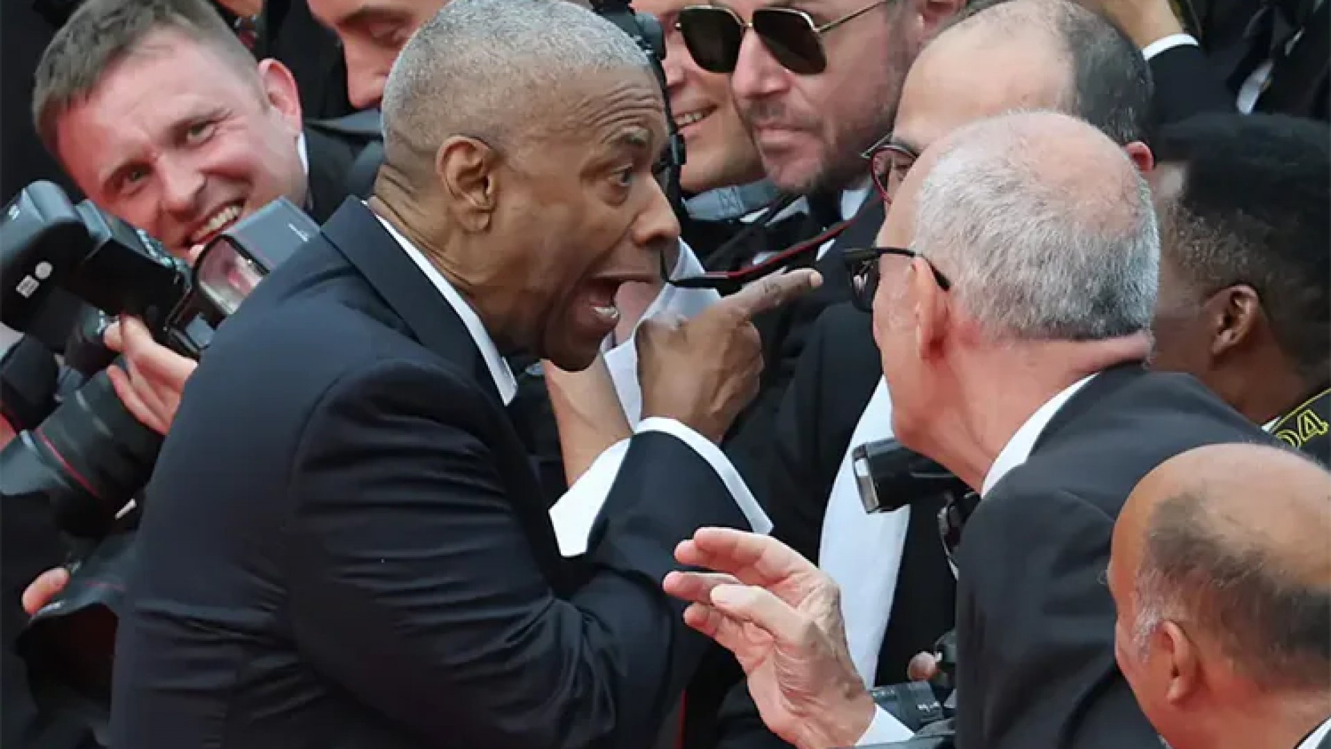 Denzel Washington enfrenta a fotógrafo en Cannes por contacto inapropiado | Video