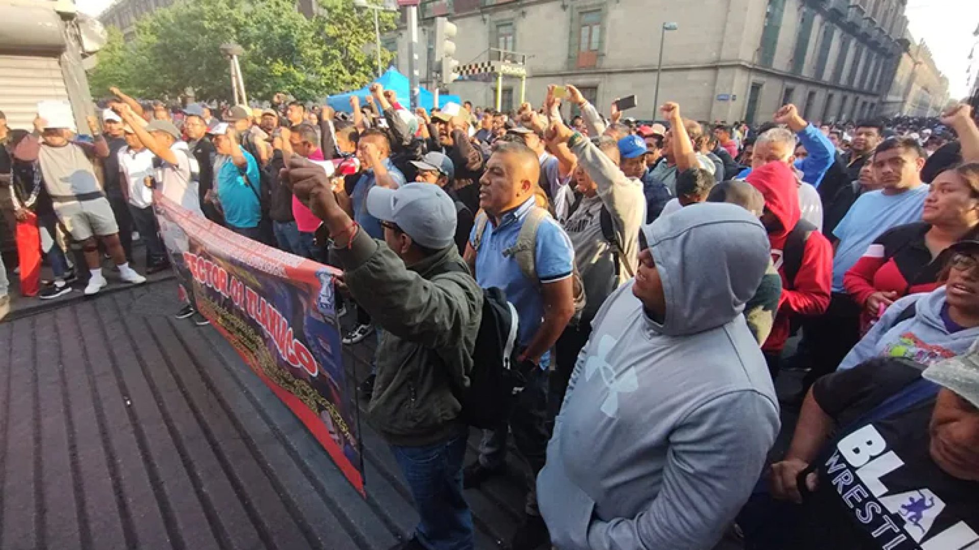 ¡Boicot a la Mañanera! CNTE bloquea acceso de la prensa a Palacio Nacional