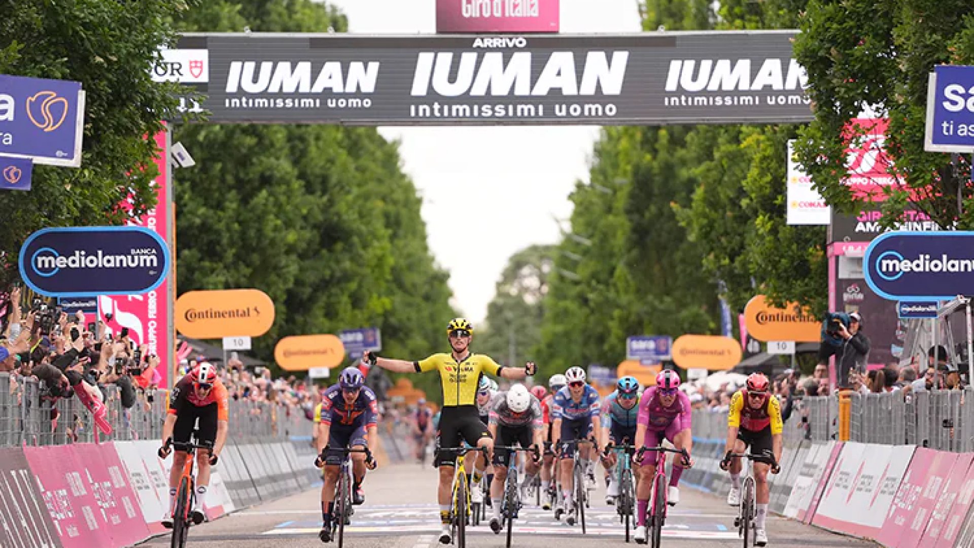 Giro de Italia: Olav Kooij se impone en etapa 12; Isaac del Toro sigue de rosa como líder