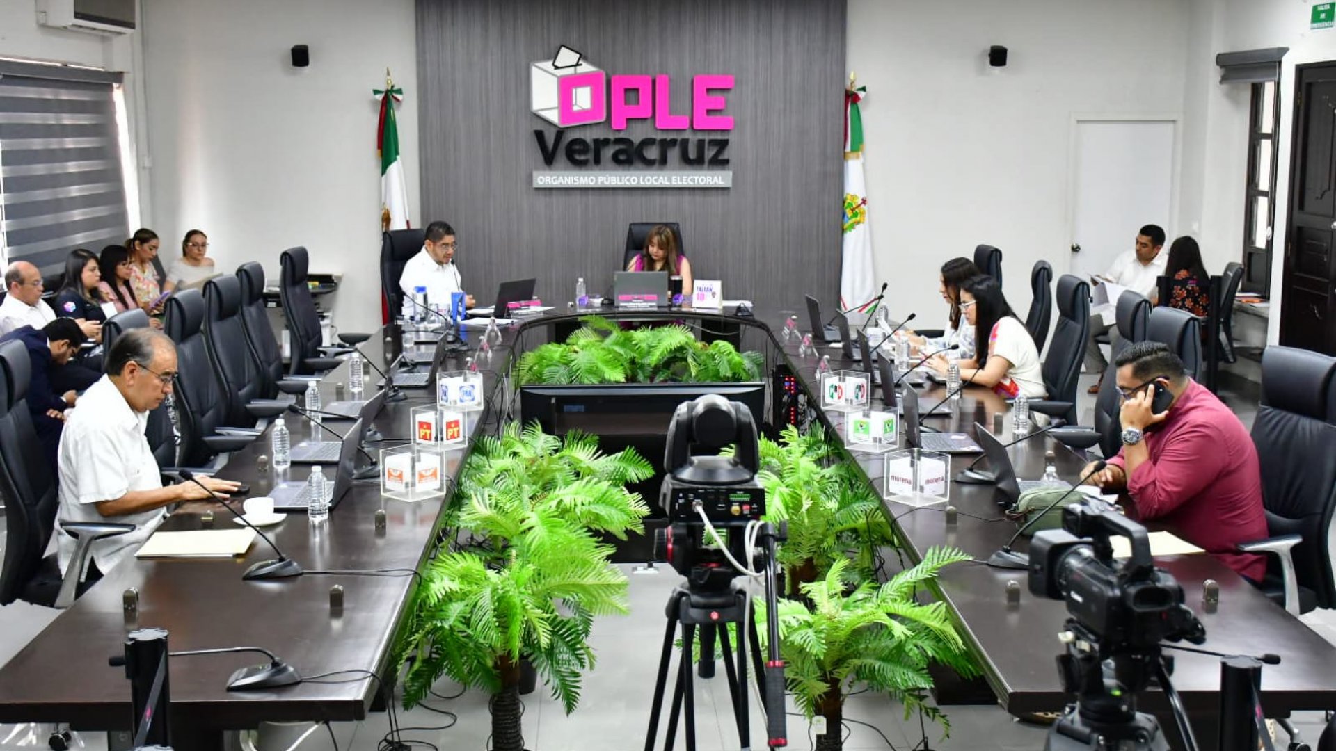 Consejo General del OPLE Veracruz aprueba designaciones de personas funcionarias de los consejos municipales