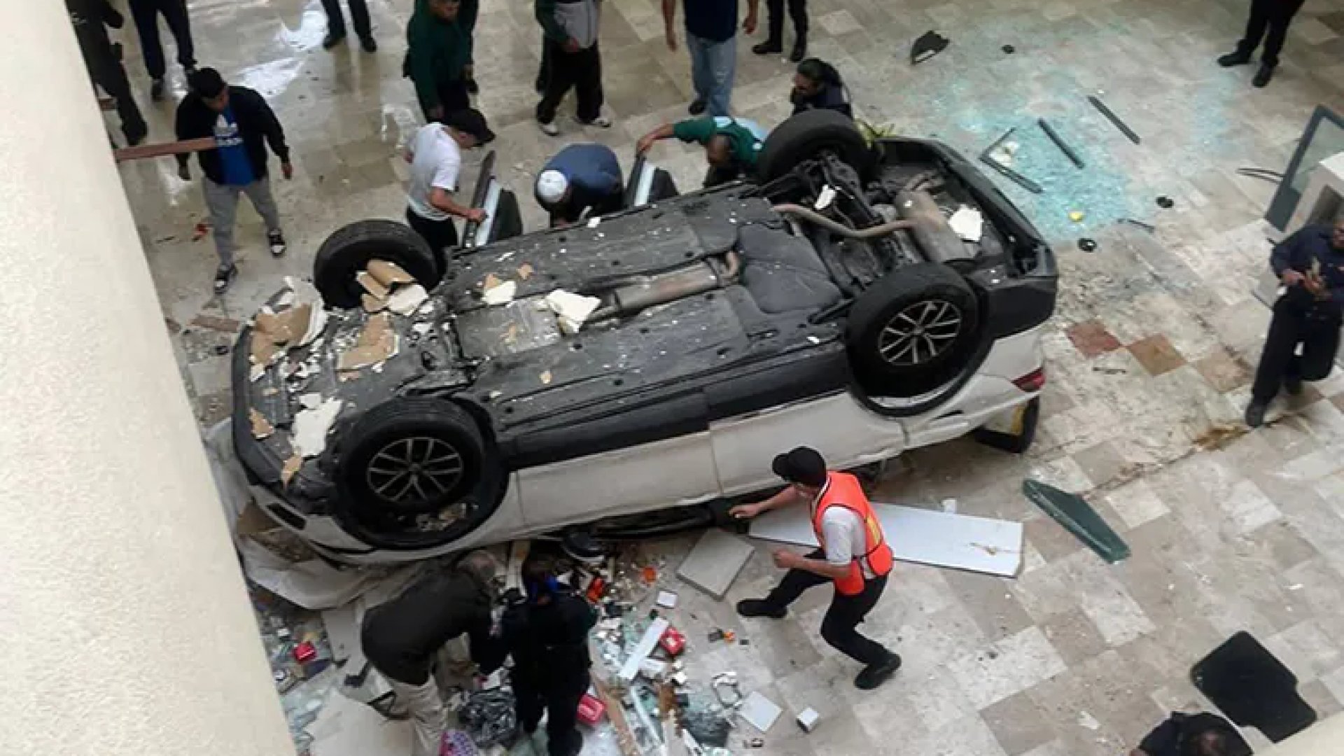VIDEOS: En Plaza Lilas, auto cae desde 15 metros de altura dentro de centro comercial