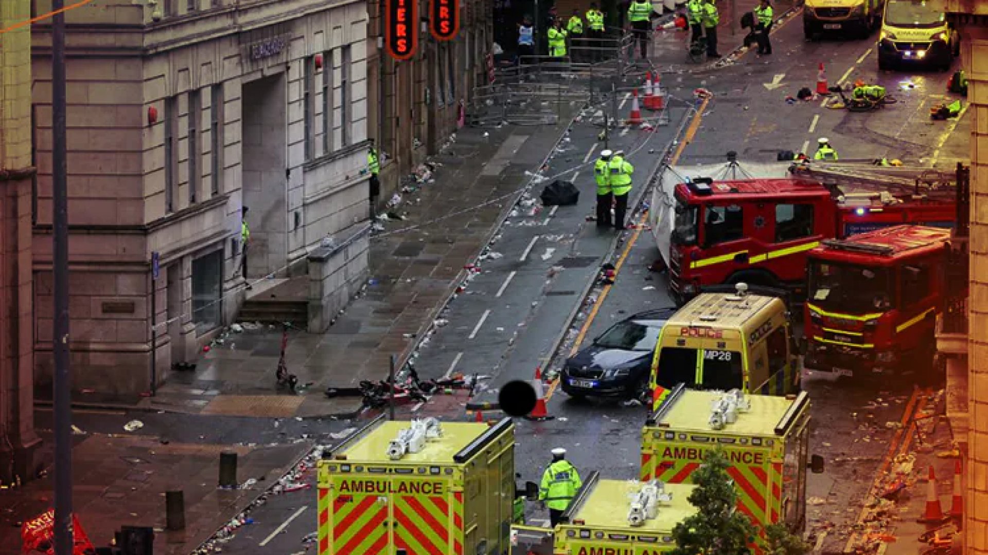 VIDEOS FUERTES: Tras desfile de victoria del Liverpool, hombre comete atropello masivo
