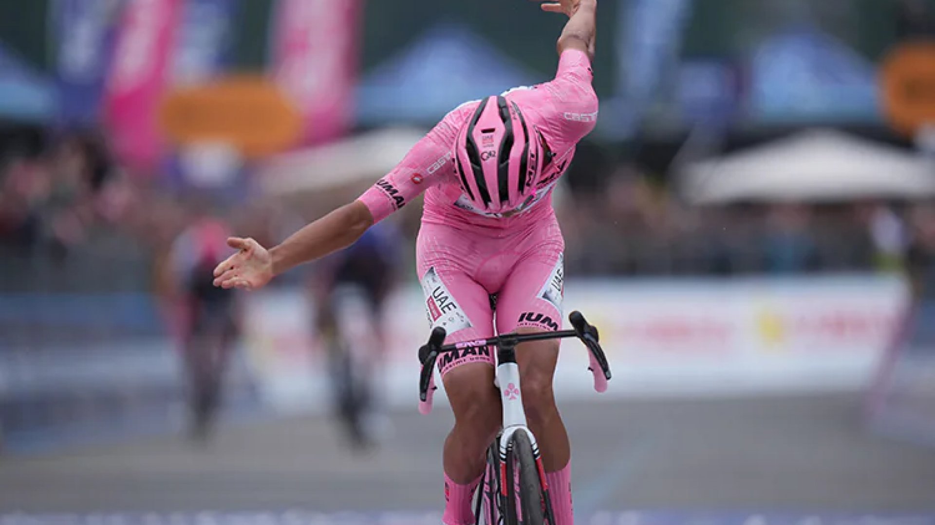 Isaac del Toro conquista su primera etapa en el Giro de Italia y amplía su ventaja general
