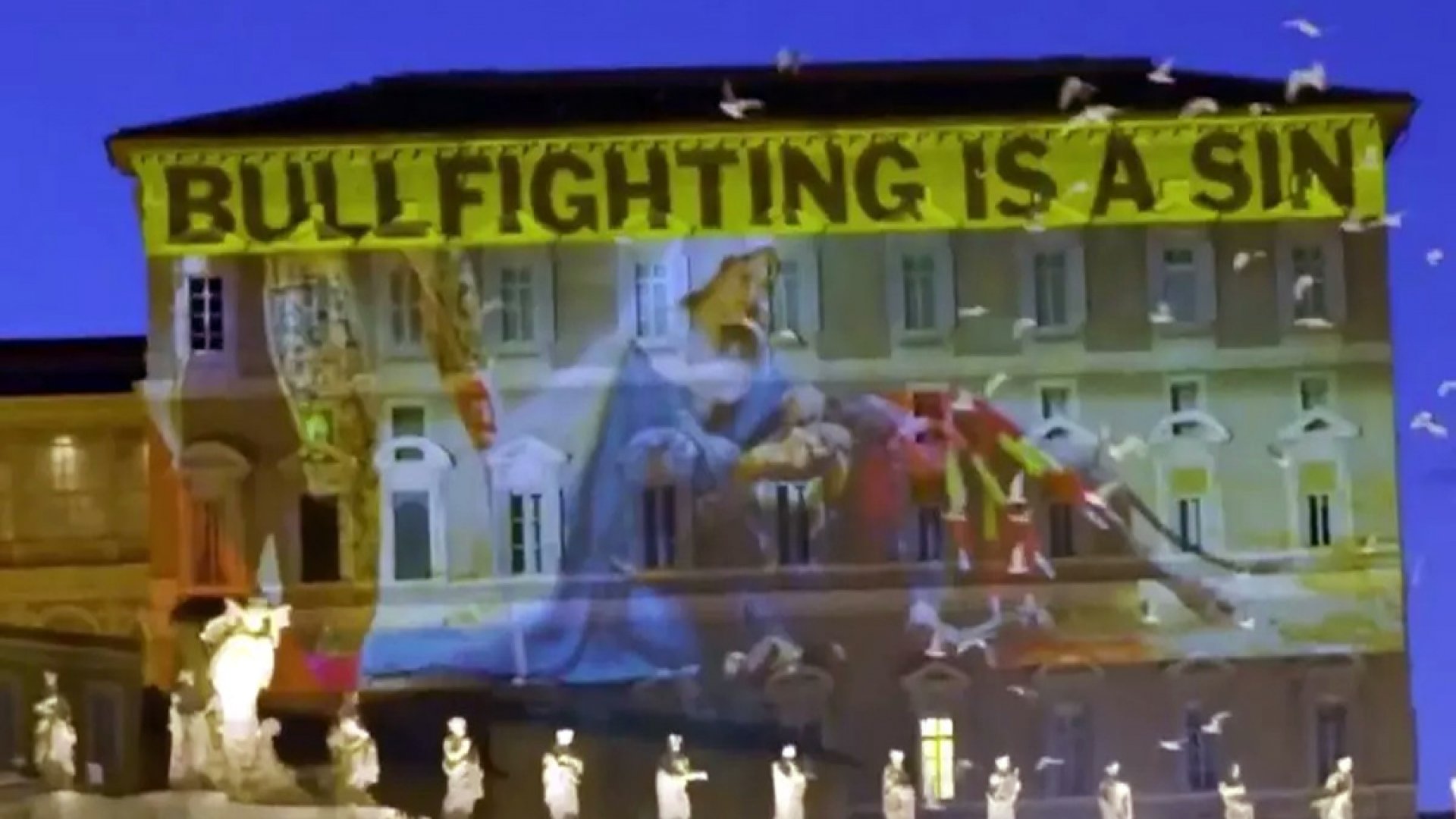 PETA ilumina Vaticano contra corridas