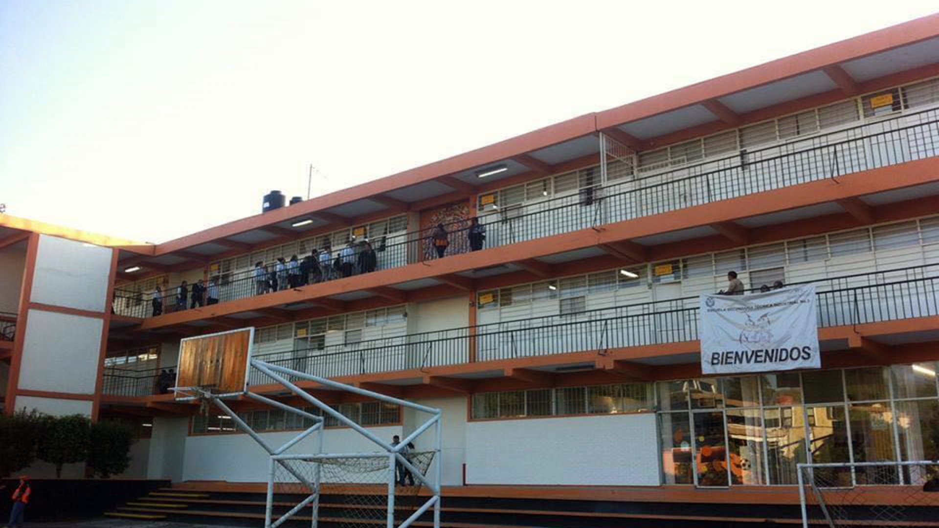 Caída de alumno en Xalapa desata polémica