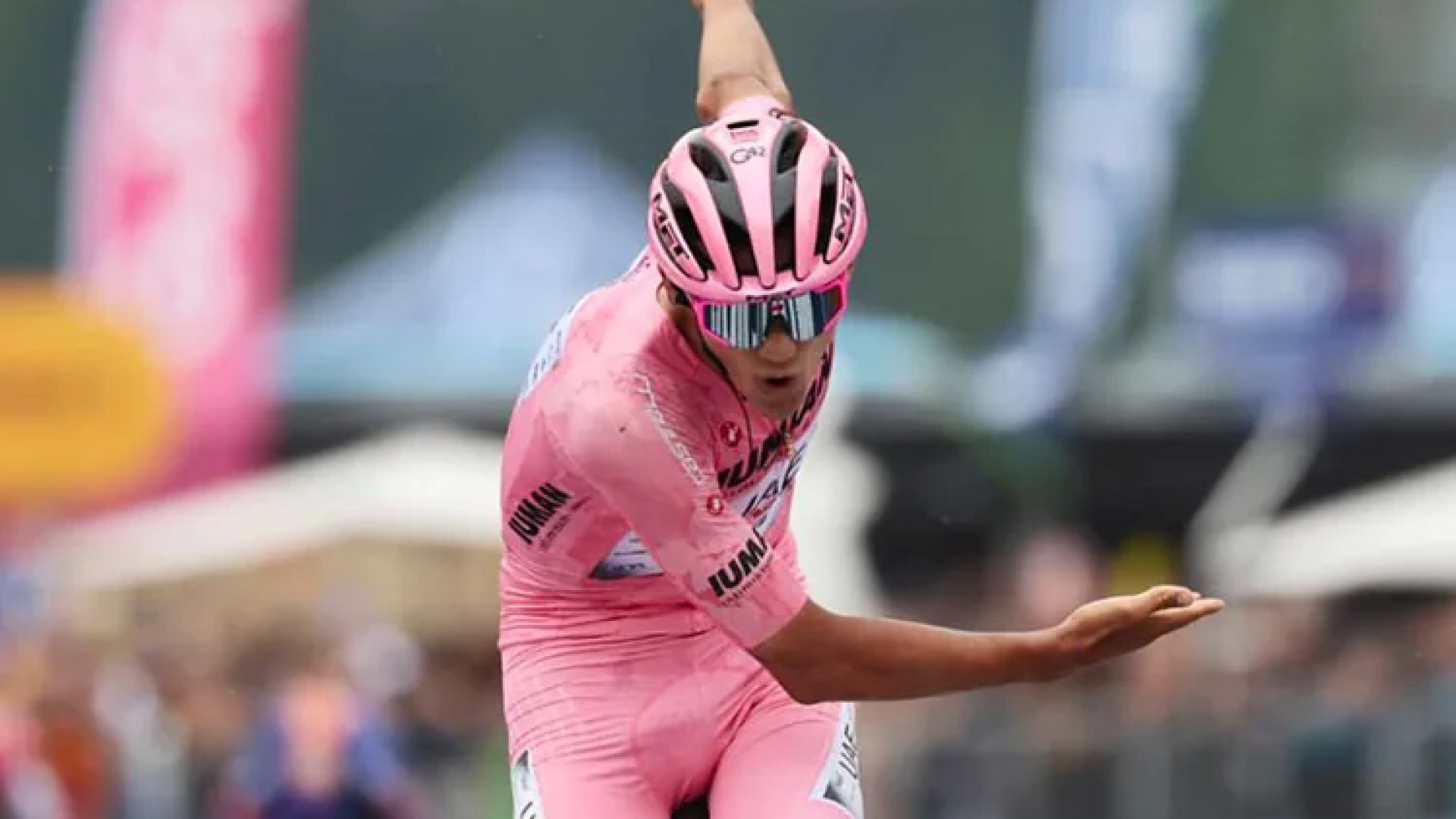 Sheinbaum le echa porras a Isaac del Toro por liderar el Giro de Italia