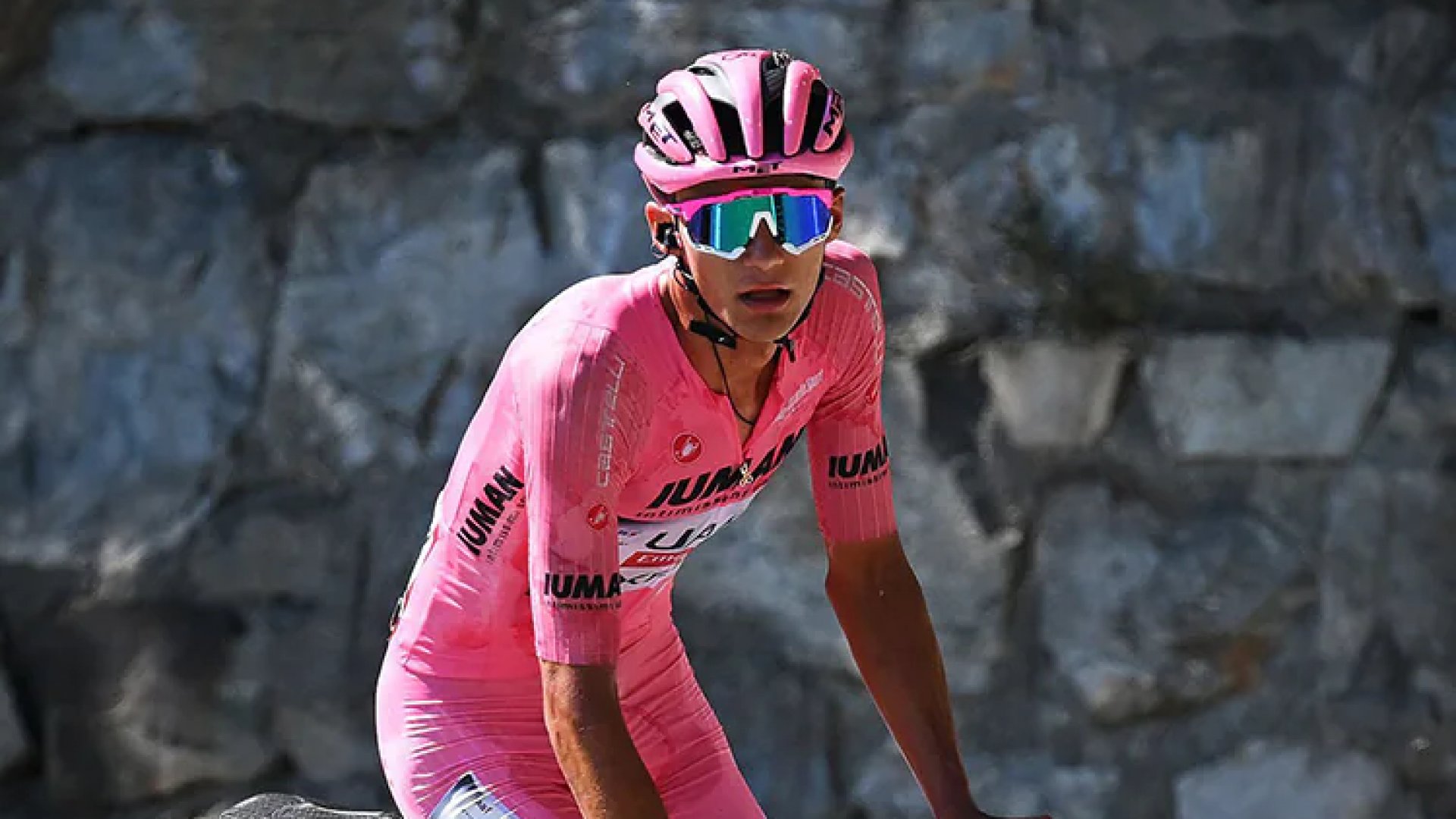 Isaac del Toro pierde liderato del Giro de Italia ante embestida de Simon Yates