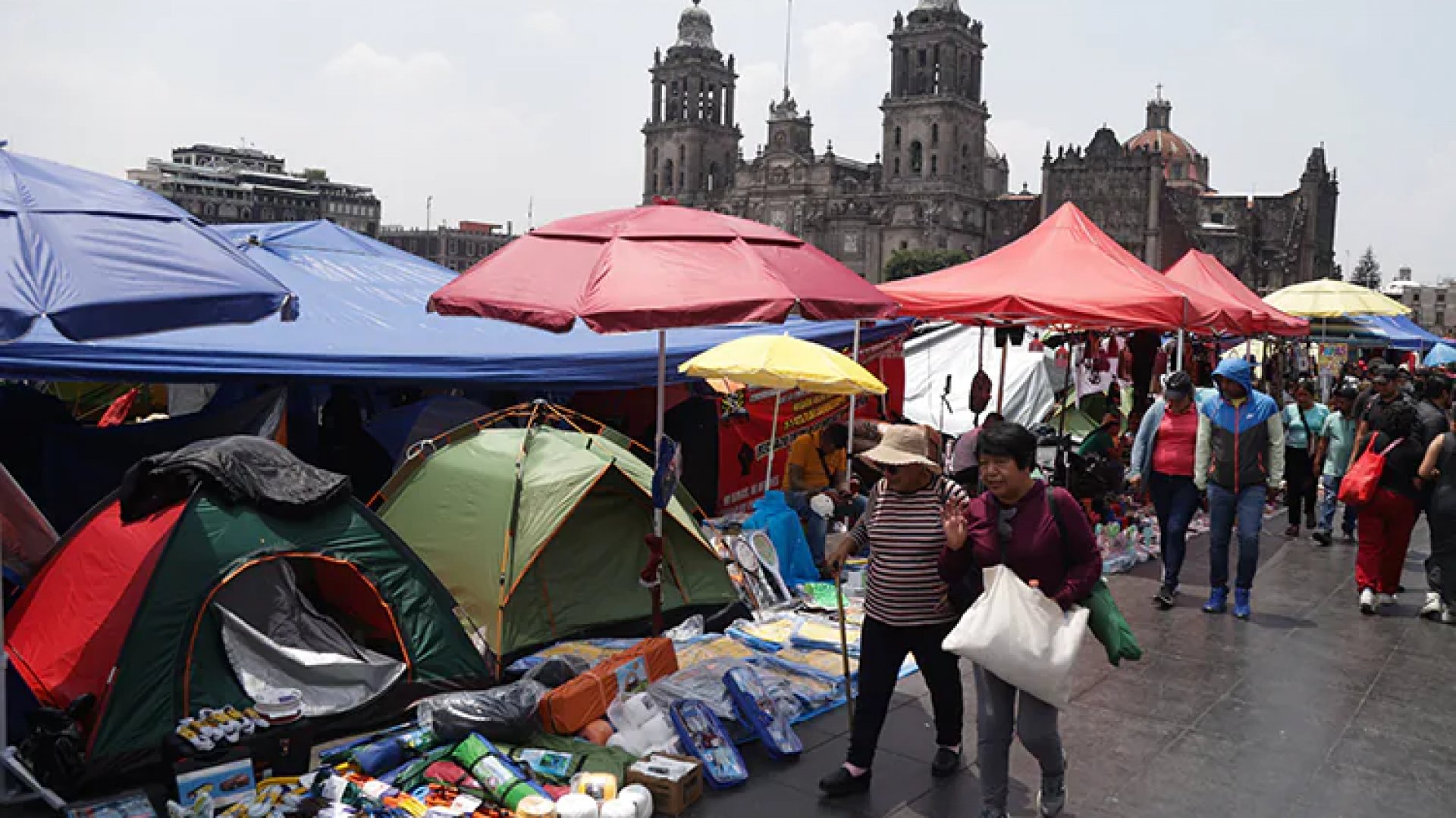 Fiesta, comercio y protesta: El plantón de la CNTE se transforma en tianguis nocturno