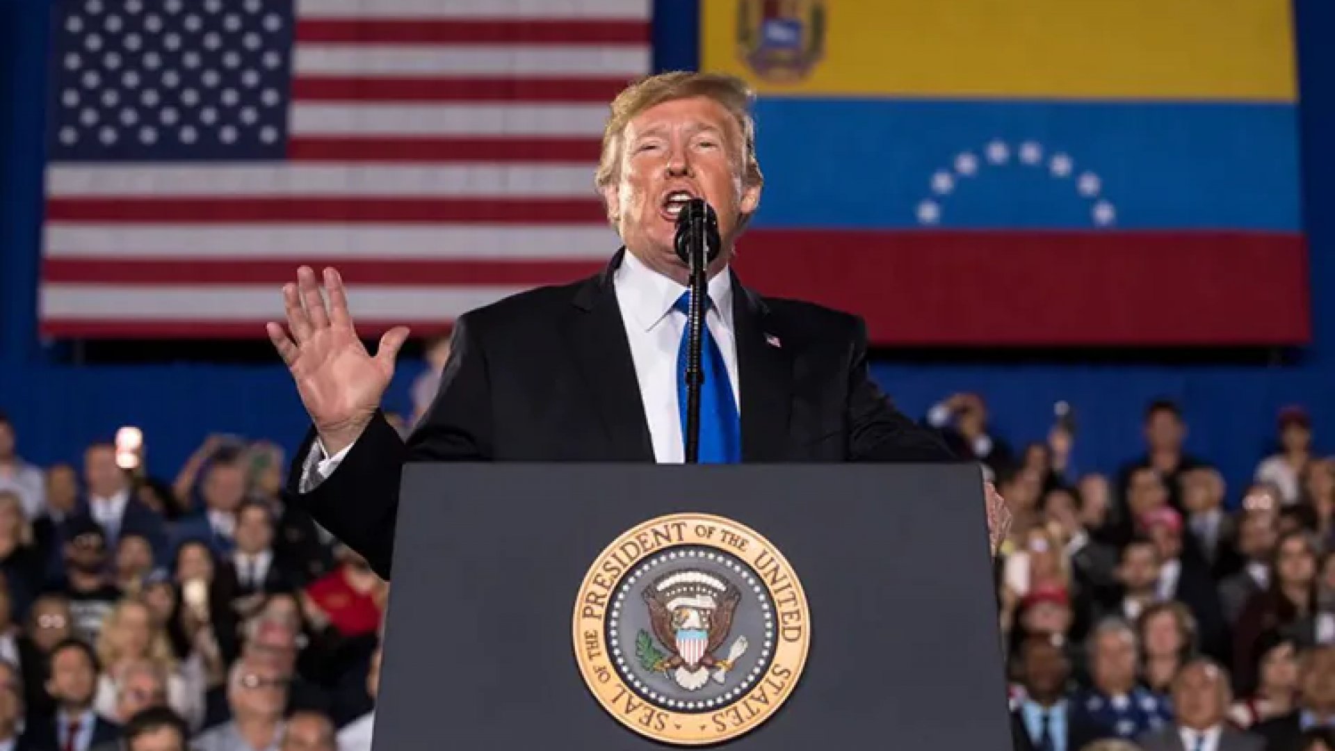 Juez de EU frena intento de Trump por anular permisos legales de venezolanos
