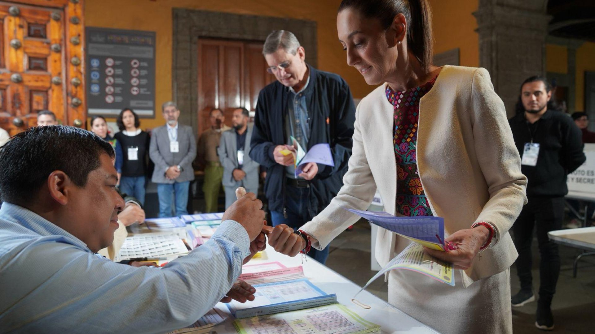 Sheinbaum vota y celebra la democracia