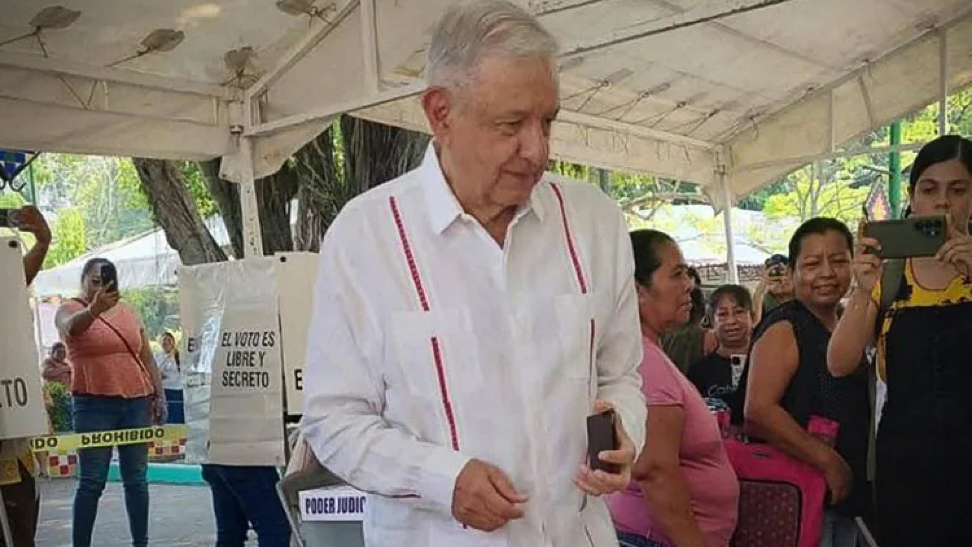 “Tenemos a la mejor presidenta del mundo”: AMLO sale del retiro político y acude a votar
