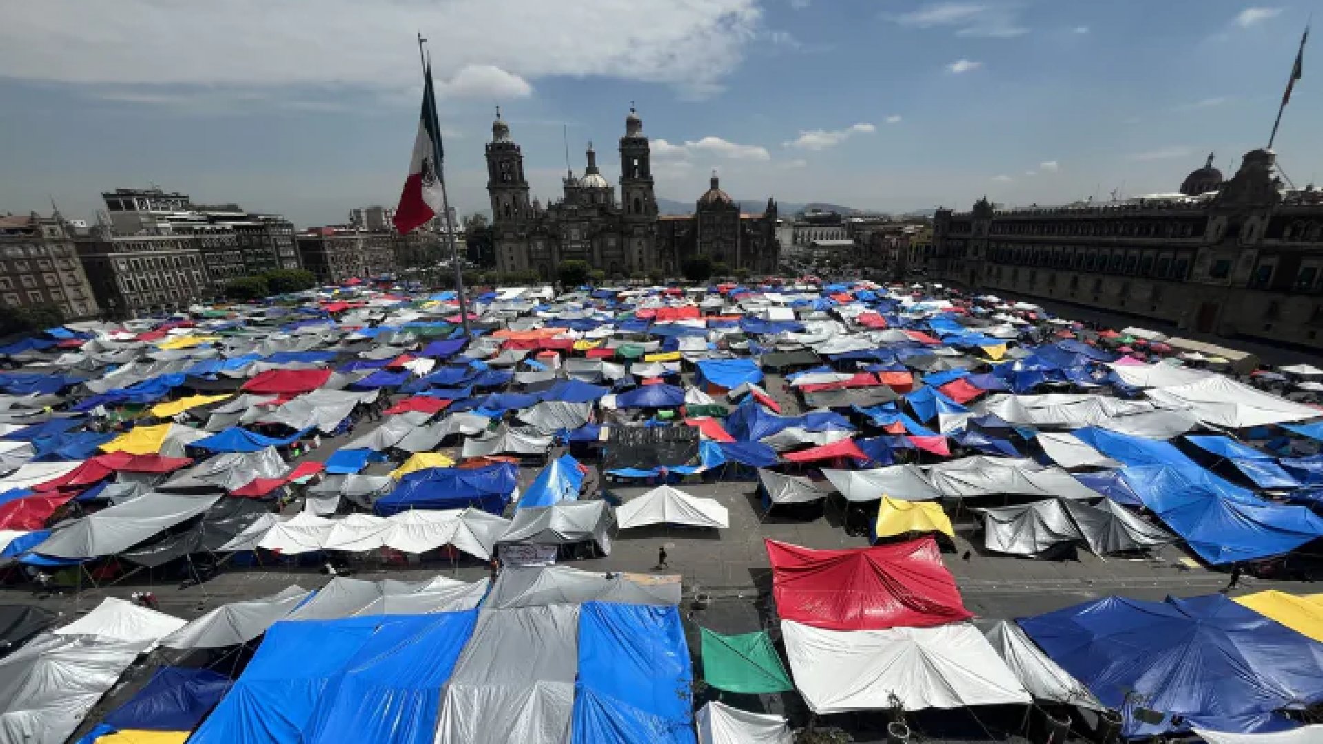 Maestros de la CNTE mantienen plantón en el Zócalo de CDMX