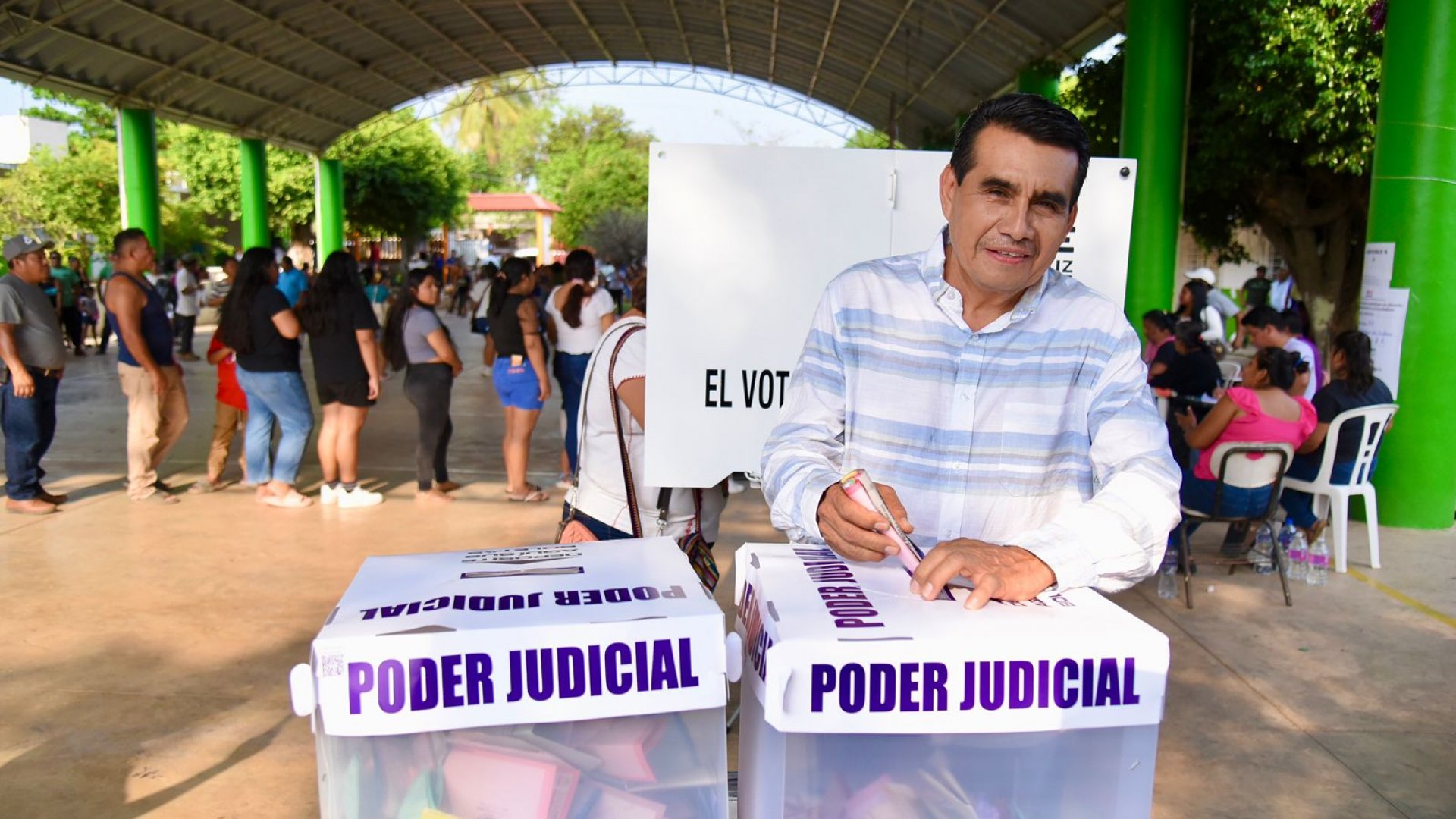 Esteban Bautista vota y alza la voz