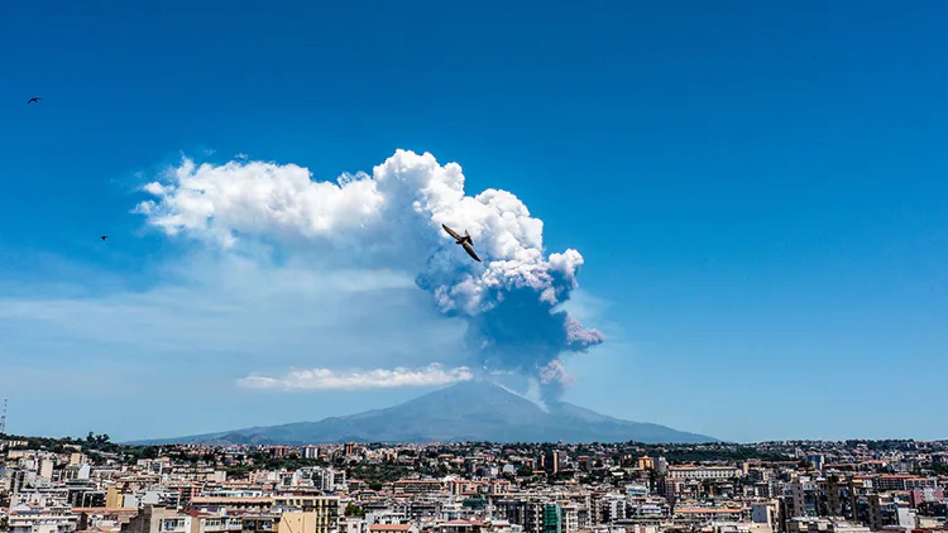 El monte Etna, en Italia, hace erupción con imponente nube de ceniza