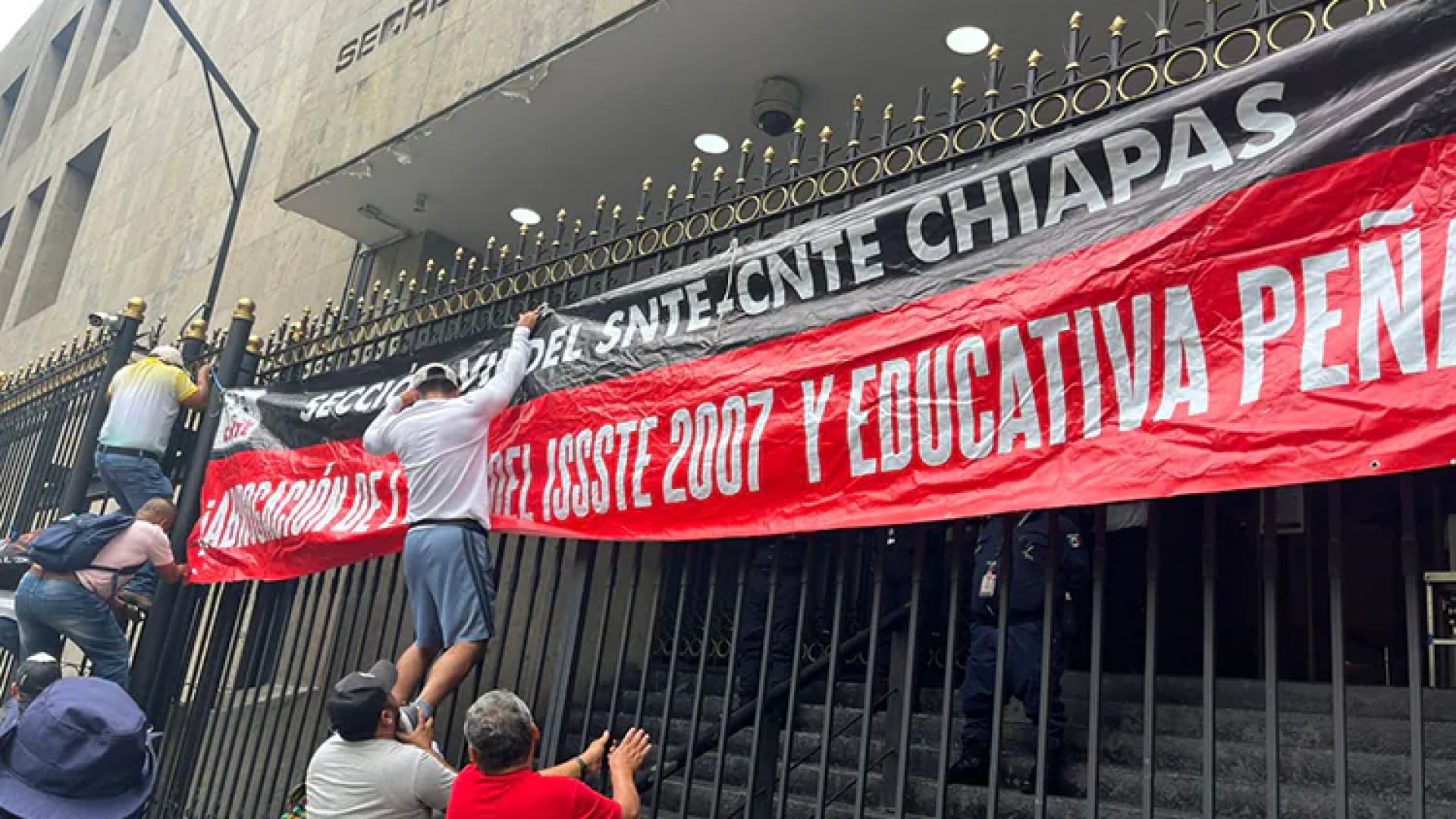 La CNTE bloquea accesos a Segob; llegarían más maestros al plantón del Zócalo